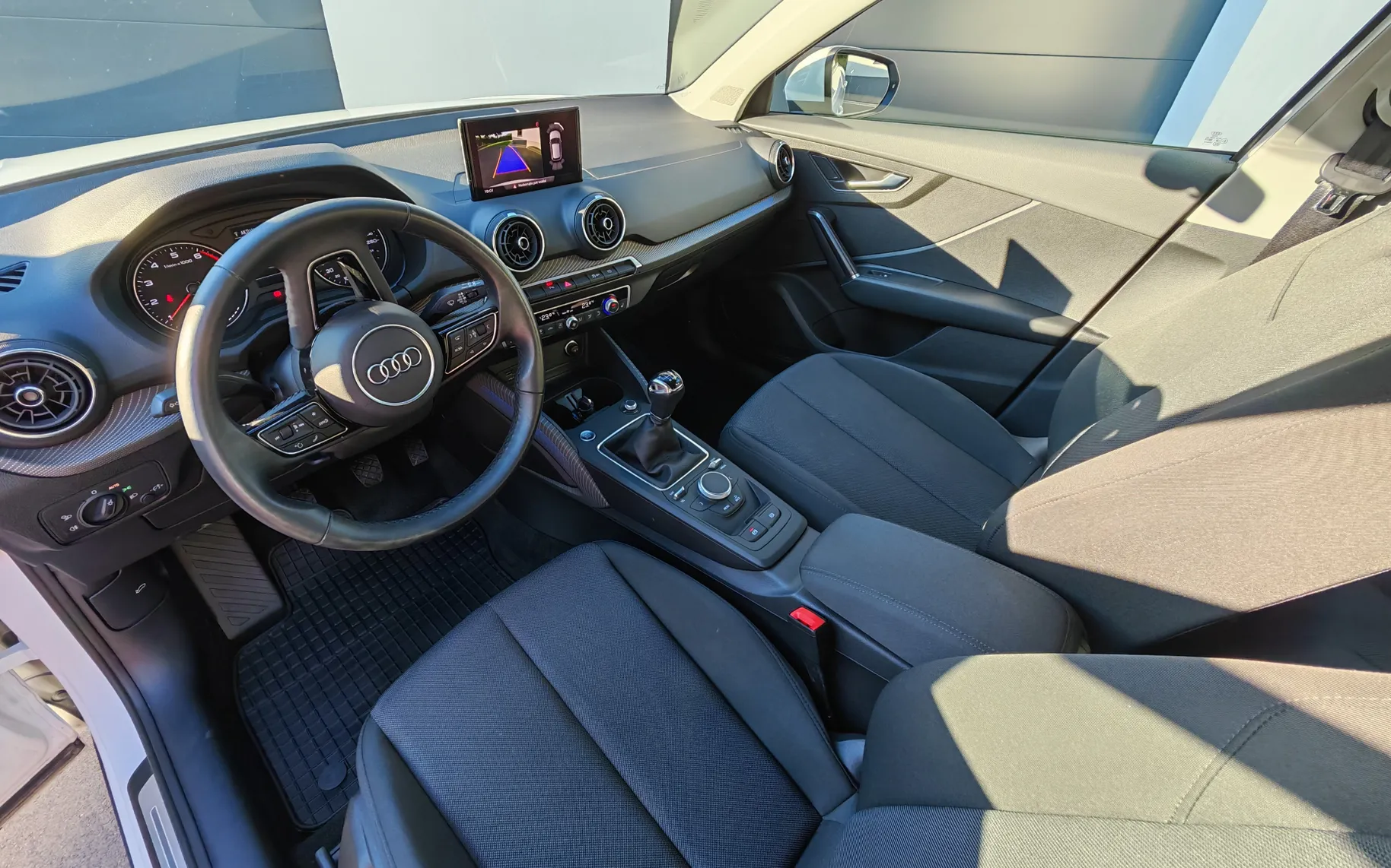 Notranja slika - Audi Q2 - 30 TFSI Advanced - 9