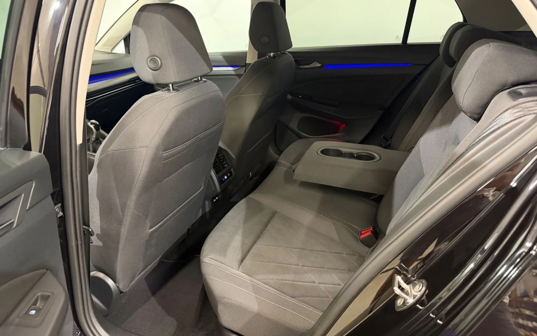 Notranja slika - Volkswagen Golf - 2.0 TDI-STYLE-IQ-VIRTUAL-LED-AMBIENT-ACC-NAVI... - 11