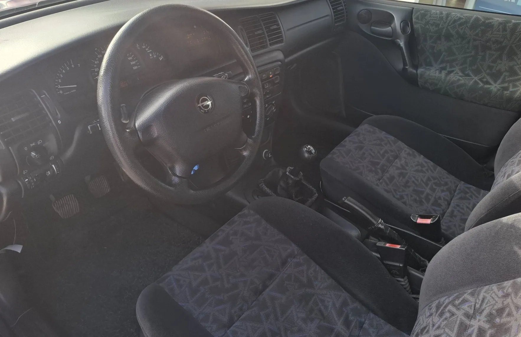 Zunanja slika - Opel Vectra - 1.6i 16V - SLOVENSKO POREKLO + ODLIČNO OHRANJEN - 8
