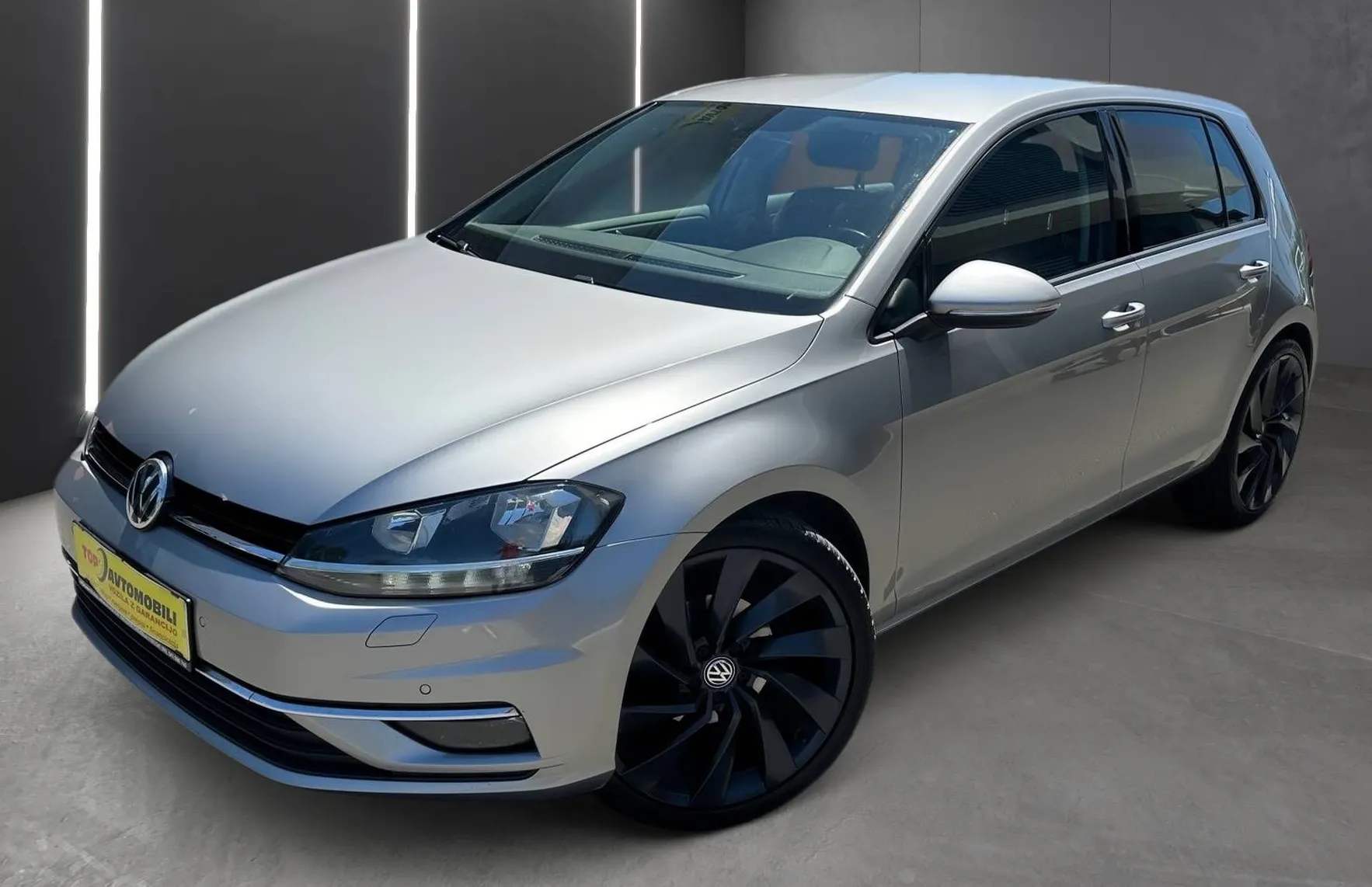 Zunanja slika - VW Golf - 1.6 TDI SLOVENSKI AKTIVNI TEMPOMAT GR.SEDEŽEV TOP - 2