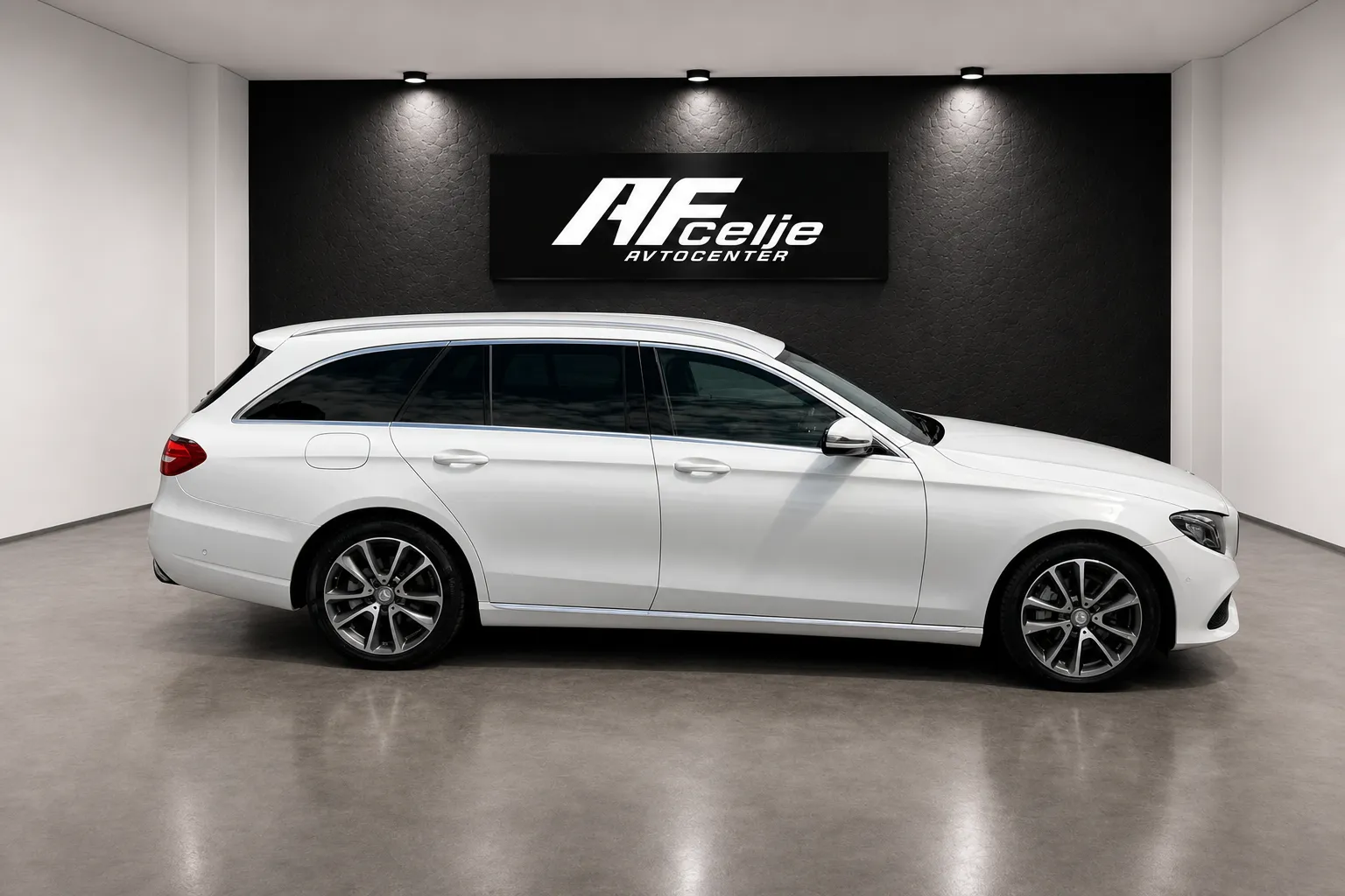 Zunanja slika - Mercedes-Benz E-Razred - 220CDI-AUT-AVANTGARDE-LIZING ZA TUJCE-XENON+LED-.. - 4