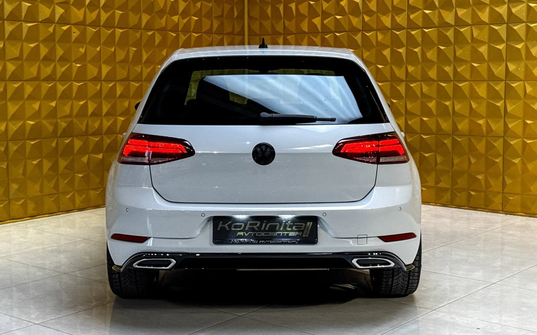 Notranja slika - Volkswagen Golf - 1.6 TDI R Line-LED-TEMP-PDC-MULTIFUNKCIJA - 11