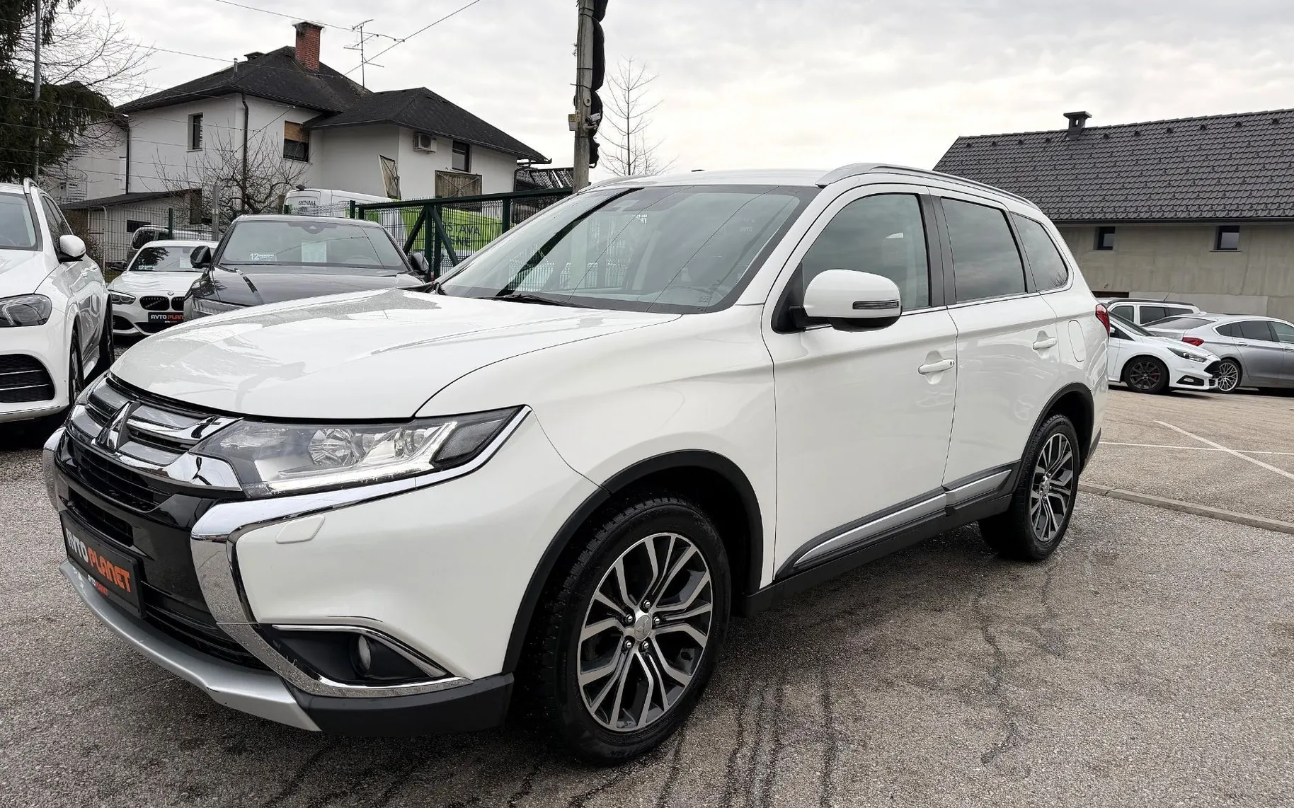 Zunanja slika - Mitsubishi Outlander - 2.2 DI-D 4WD AUT INSTYLE 7SEDEŽEV XENON ACC KAMERA - 1