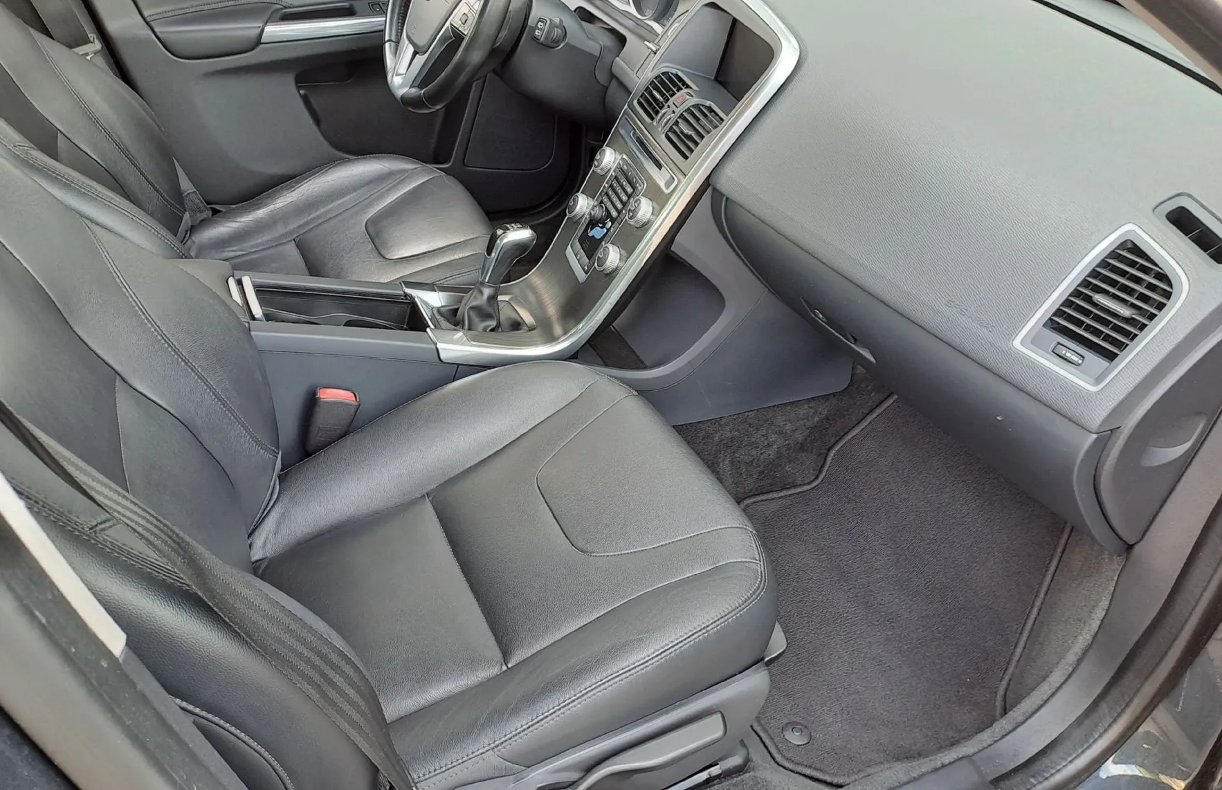 Zunanja slika - Volvo XC60 - FWD D4 Kinetic - 4