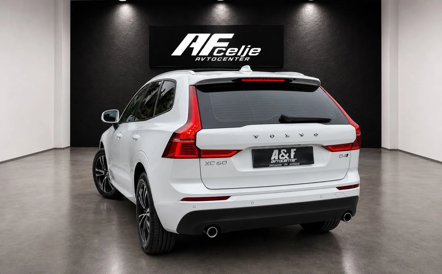 Notranja slika - Volvo XC60 - D4-4X4-AUT-PANORAMA-FUL LED-LIZING ZA TUJCE- - 7