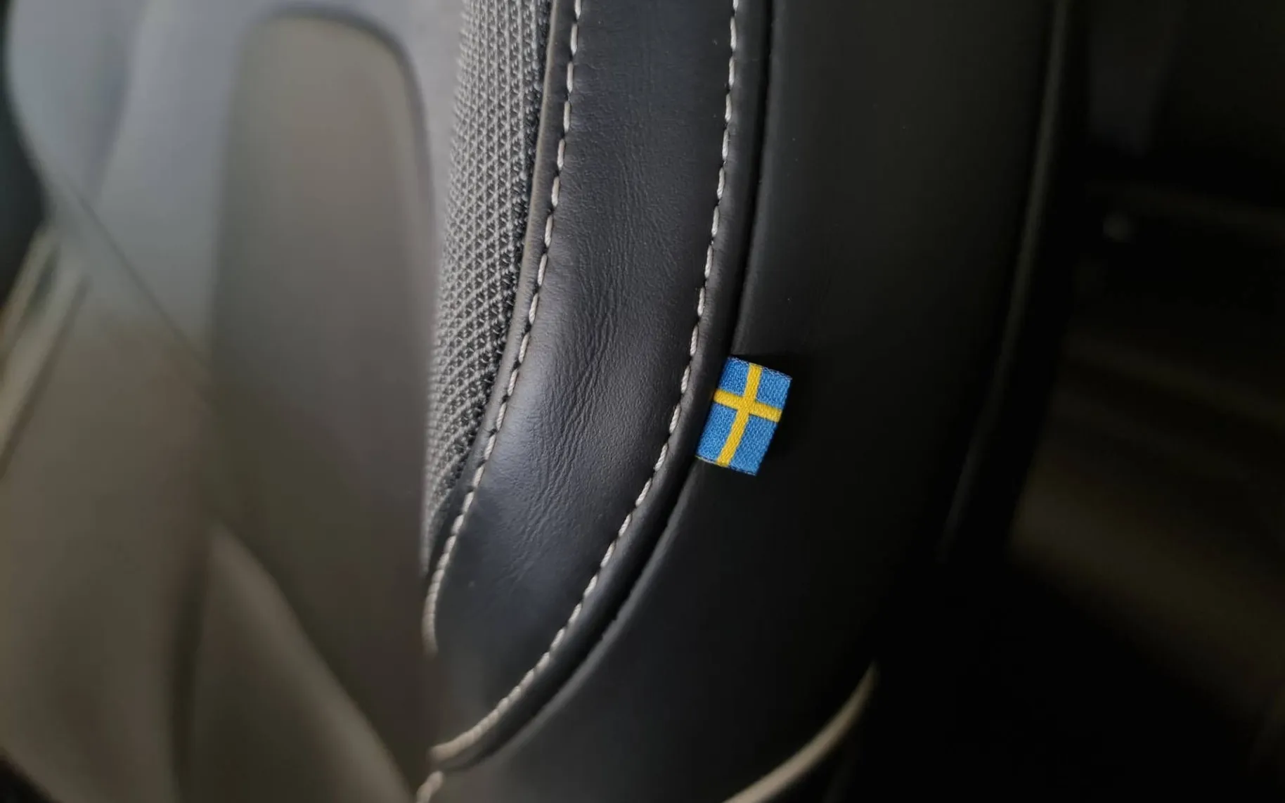 Notranja slika - Volvo XC60 - B4D R-Design Avt.-Head-up zaslon  HUD -360-Radar - 9