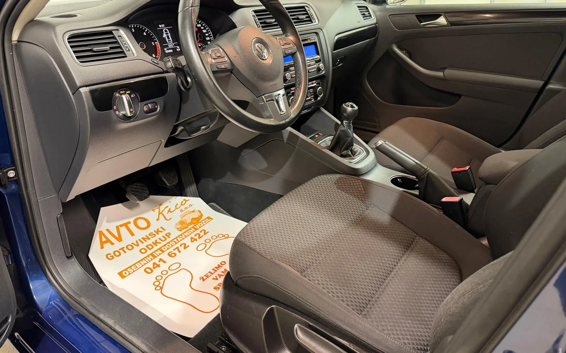 Notranja slika - Volkswagen Jetta - 1.6 TDI-TEMPOMAT-LIMO-PDC-SERVISNA-KNJ-ODLIČNA - 9