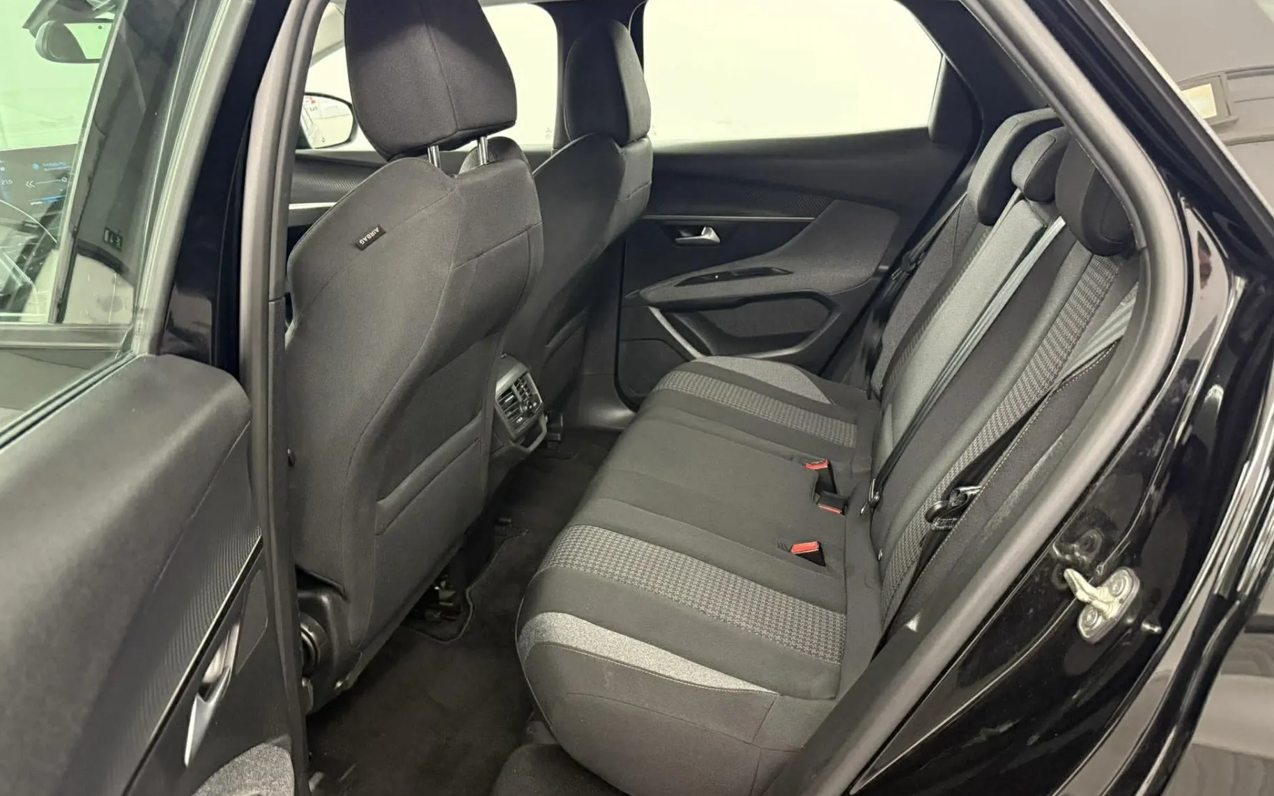 Notranja slika - Peugeot 3008 - 1.5 BlueHDi 130 EAT8.NAVI.LED.136.000 KM.2021.DIZ - 11