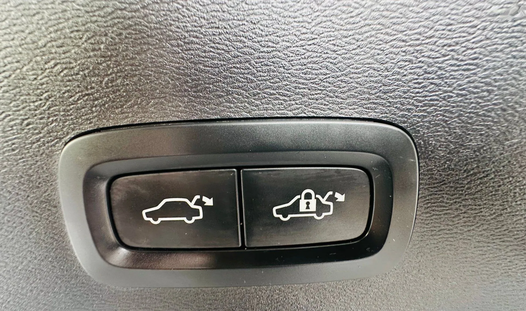 Zunanja slika - Volvo XC40 - T5 Recharge Twin Engine R-Design Avt.KAMERA.LED - 18