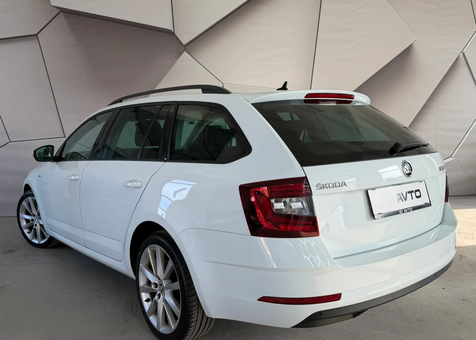 Zunanja slika - Škoda Octavia - Combi 2,0 TDI L&K - 3
