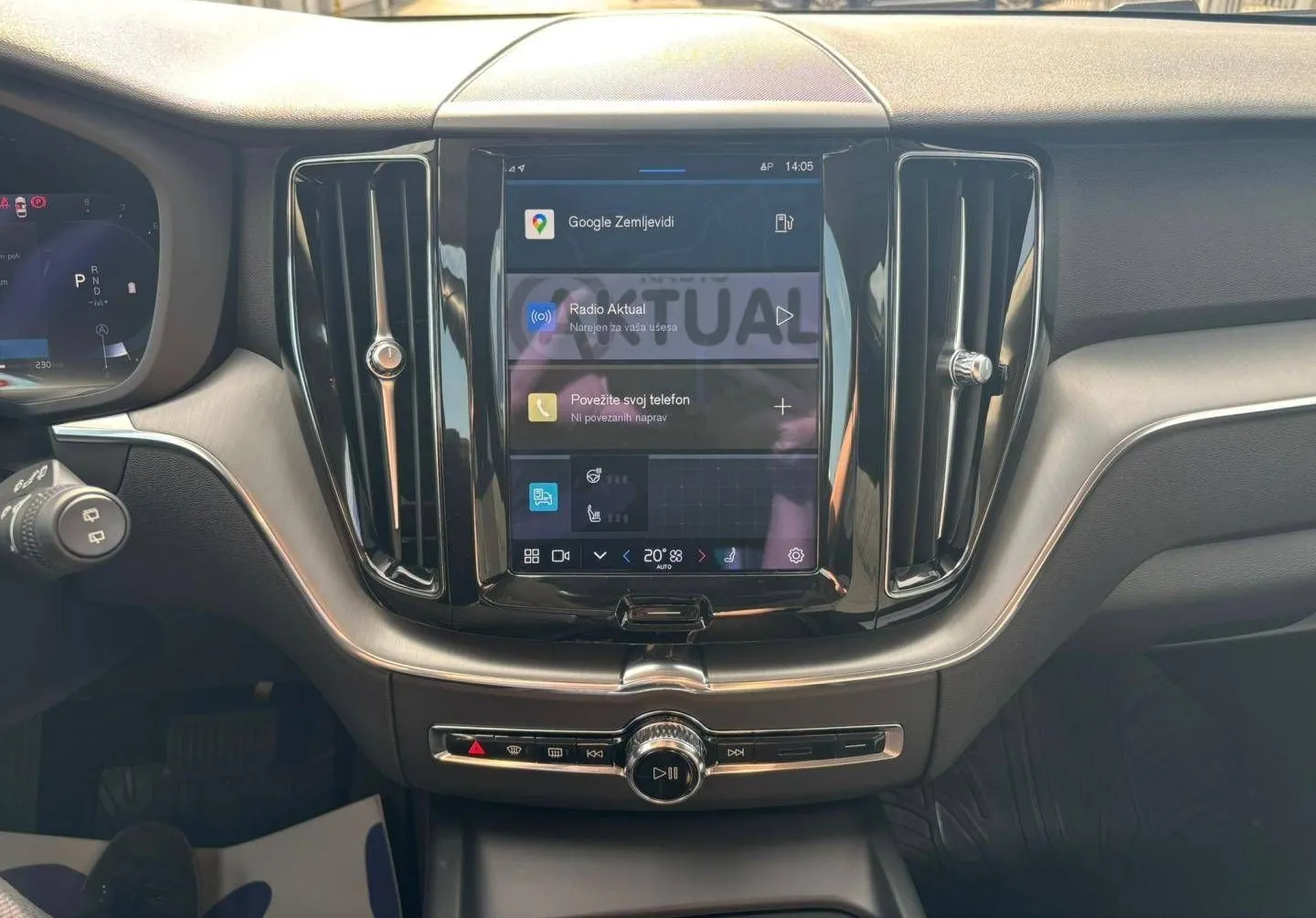 Notranja slika - Volvo XC60 - B4P Momentum PRO AT FWD KAMERA-GRETJE.SED.-DAB+ - 10