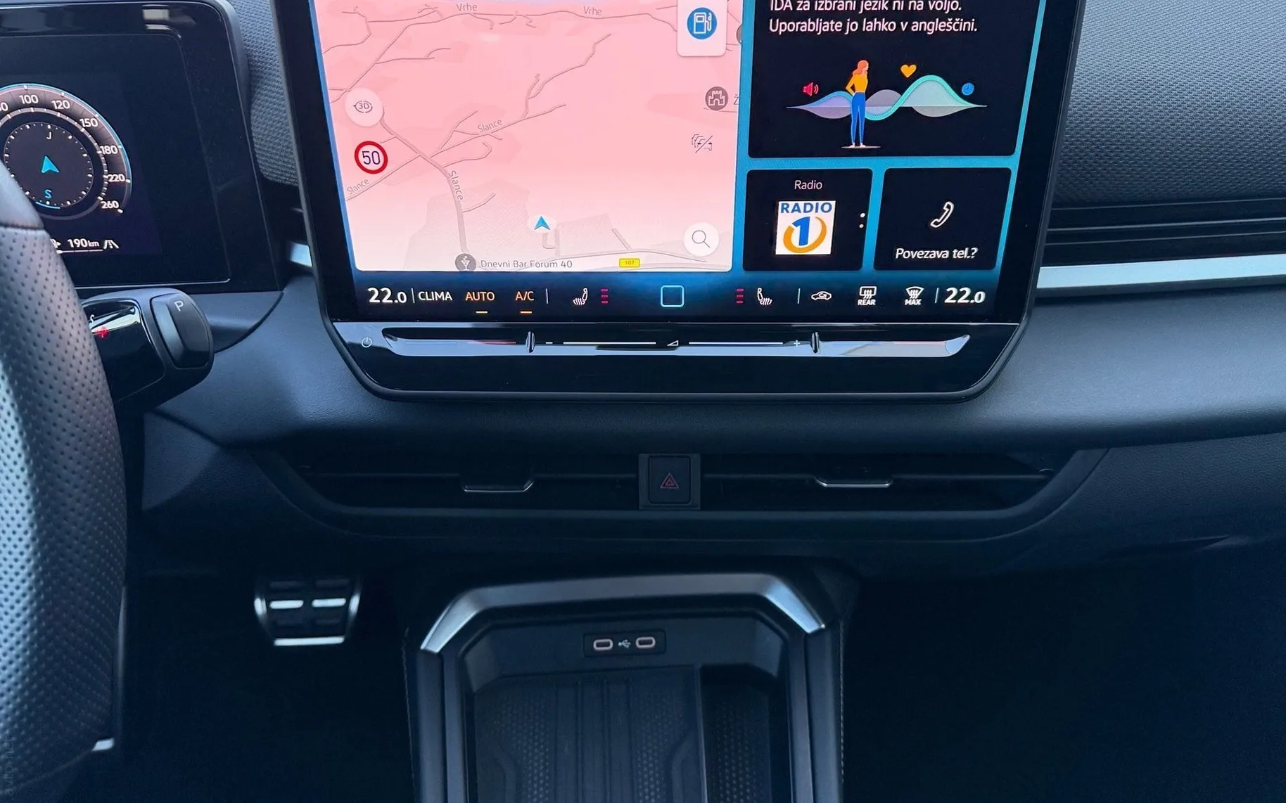 Notranja slika - Volkswagen T-Roc - 1.5 eTSI R-Line DSG-SLO-IQ Light-Vlečna kljuka.... - 9