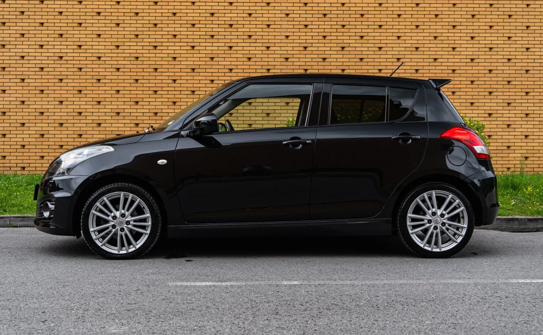 Zunanja slika - Suzuki Swift - 1.6 Sport - Xenon - Ogrevanje sedežev - Keyless - 4