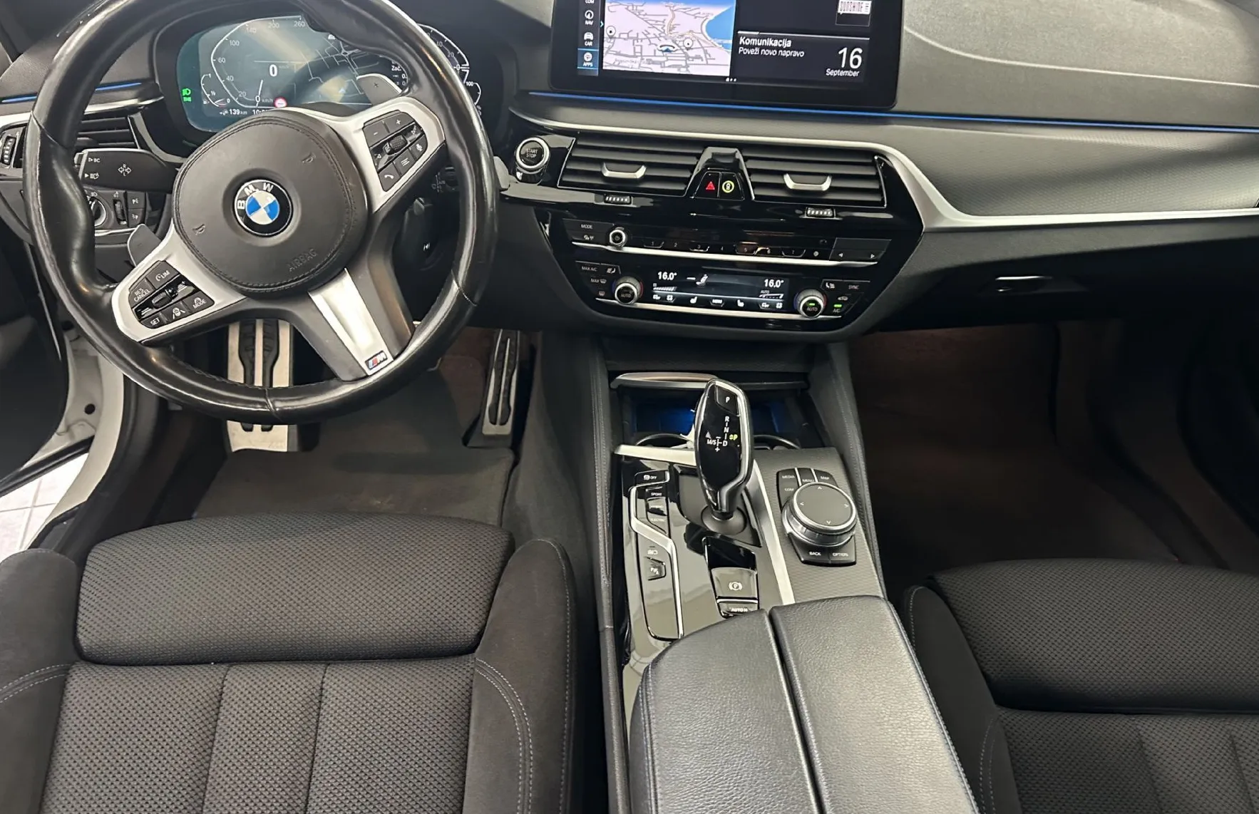Zunanja slika - BMW Serija 5 - Touring: 530e  Avt.M Sport.4X4.NEMŠKI+4ALU.KAMERA.LED.AC - 25