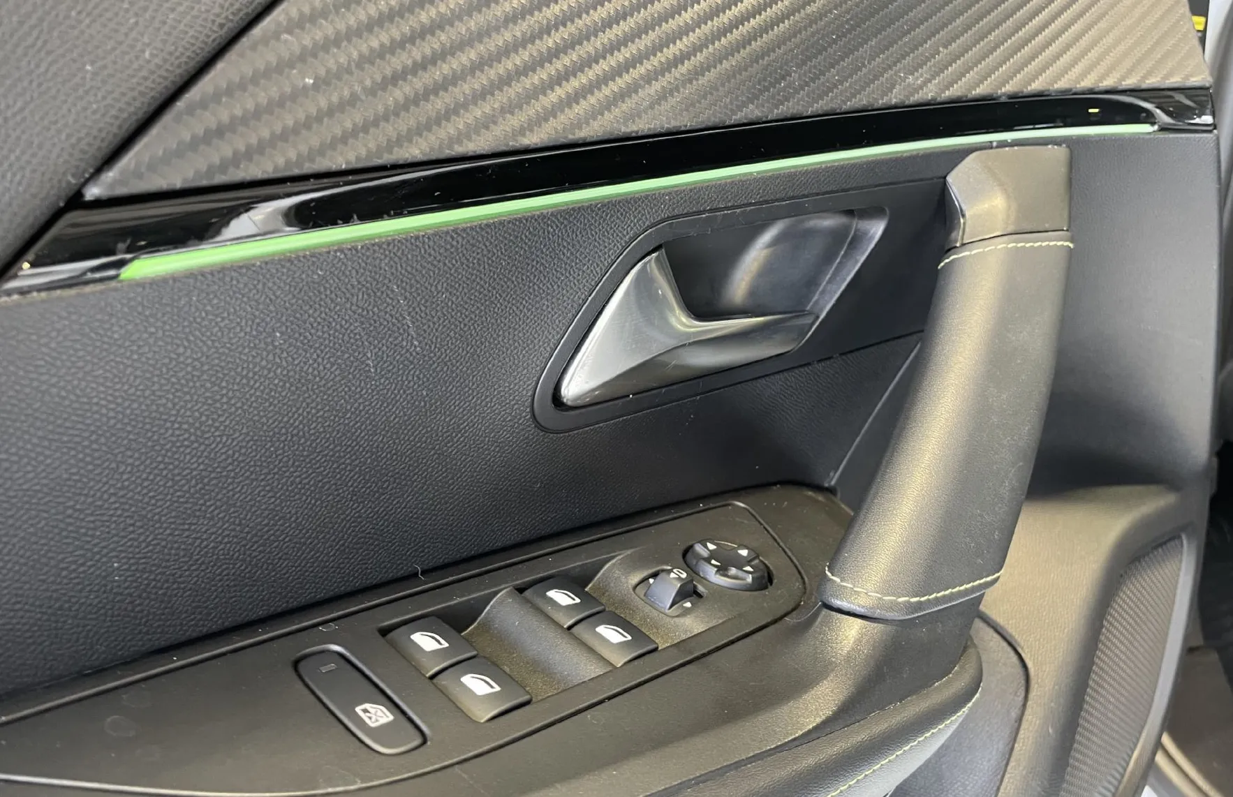 Zunanja slika - Peugeot 2008 - 1.LASTNIK-PANORAMA-NAVIGACIJA-KEYLESS-VIRTUAL-LED - 15