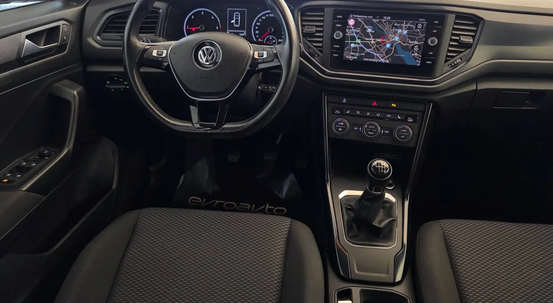Notranja slika - Volkswagen T-Roc - 1.6 TDI BMT Style Dod.zimske gume na platiščih - 10