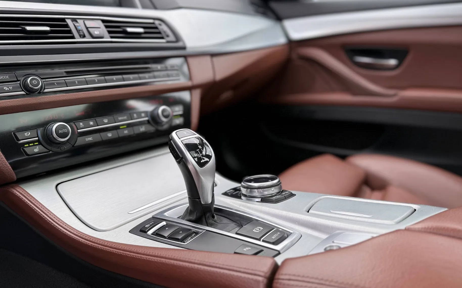 Zunanja slika - BMW Serija 5 - Touring: 525d AUT. LUXURY LiNE DIGITAL PANO HEADuP ALU 1 - 3