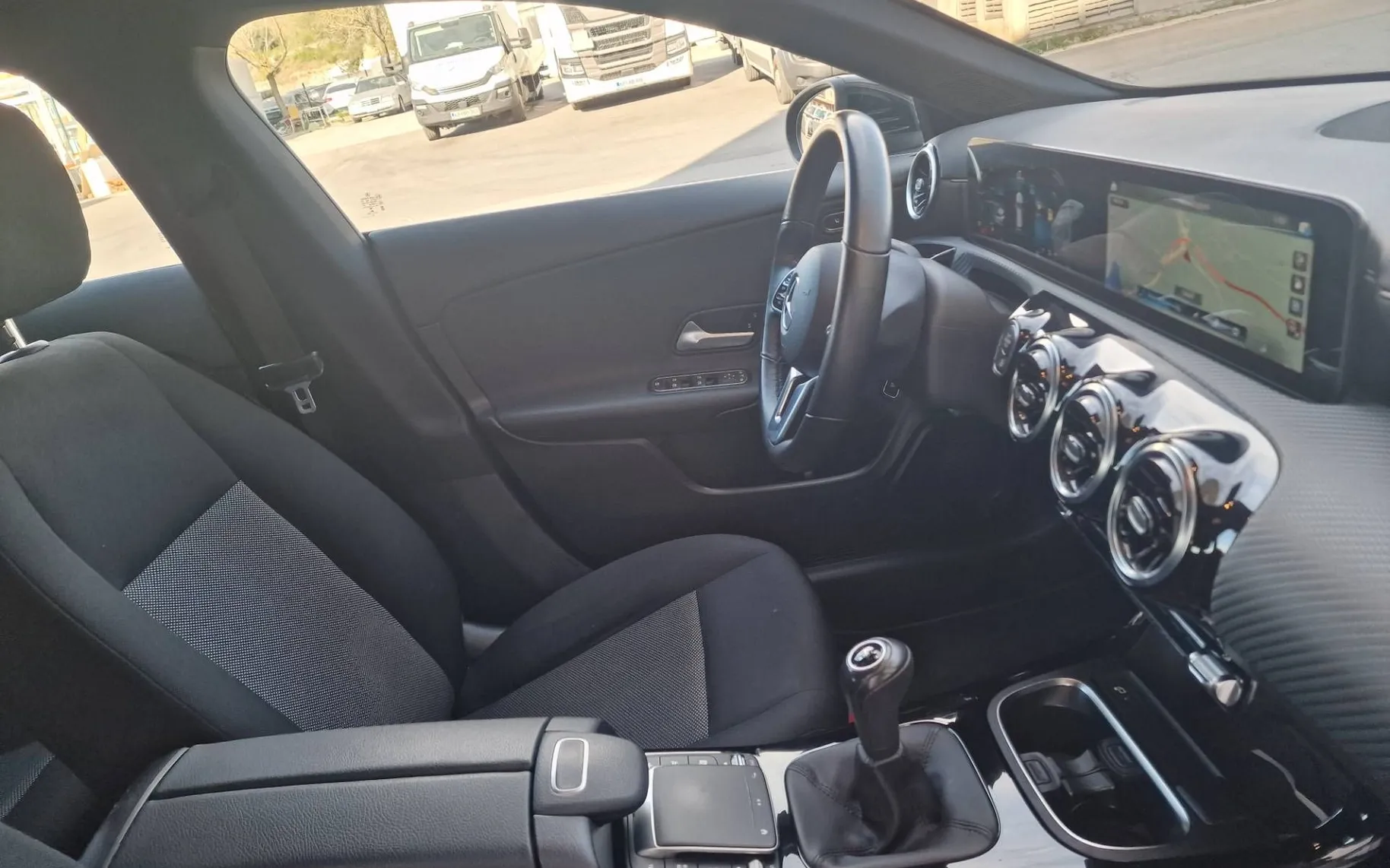 Notranja slika - Mercedes-Benz CLA Shooting Brake - 180 d POLOG 1500 REDNO SERVISIRAN - 10
