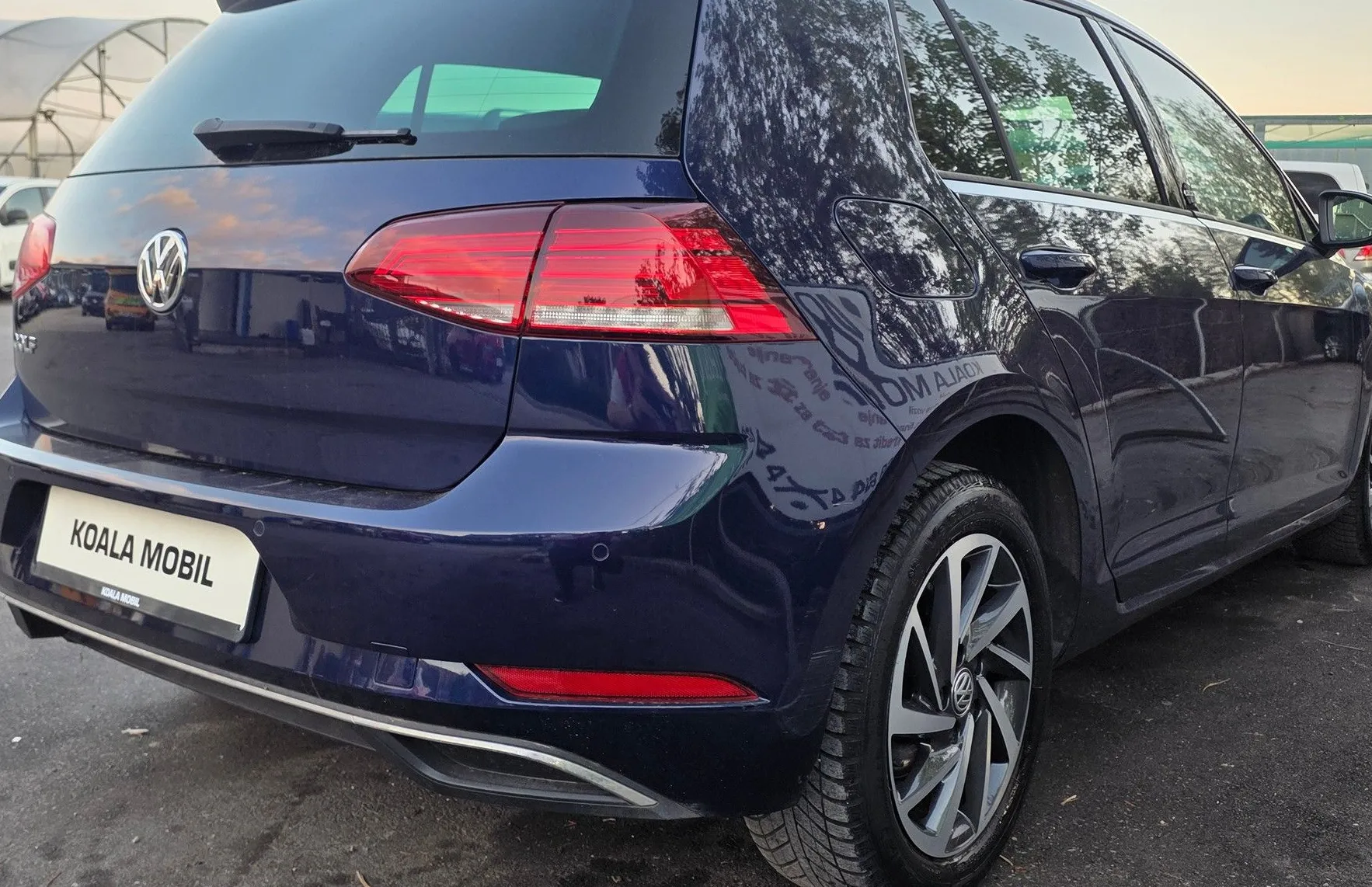 Zunanja slika - Volkswagen Golf - 1.0 TSI BMT ALU PLATIŠČA-ZASLON-1.LASTNIK-KOT NOV - 4