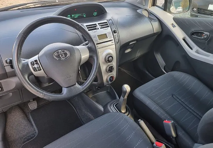 Zunanja slika - Toyota Yaris - 1.3 VVT-i SLOVENSKO POREKLO - BREZ POLOGA - 7