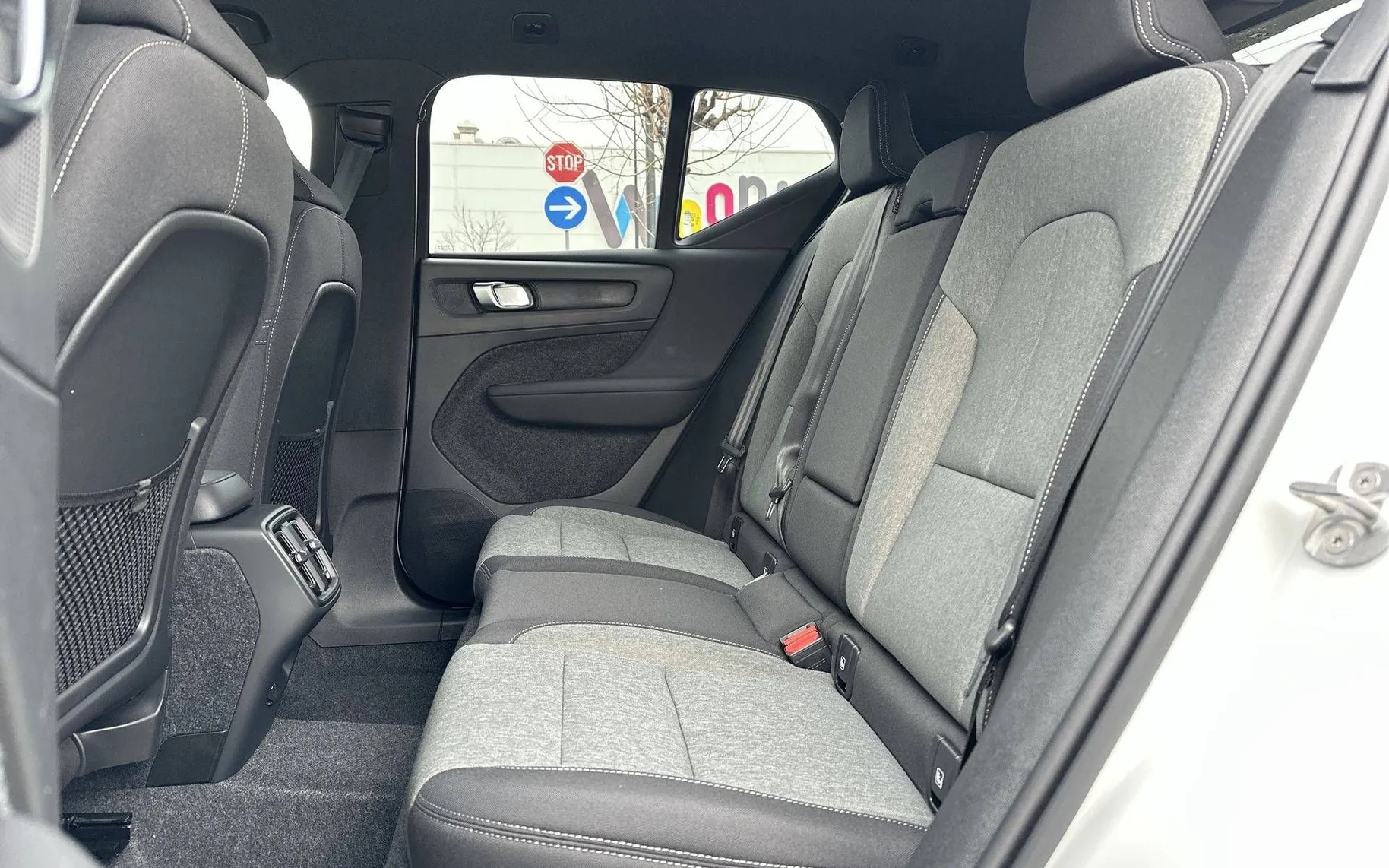 Notranja slika - Volvo XC40 - B3 P Core AT DCT 3 leta garancije + 3 servisi... - 10