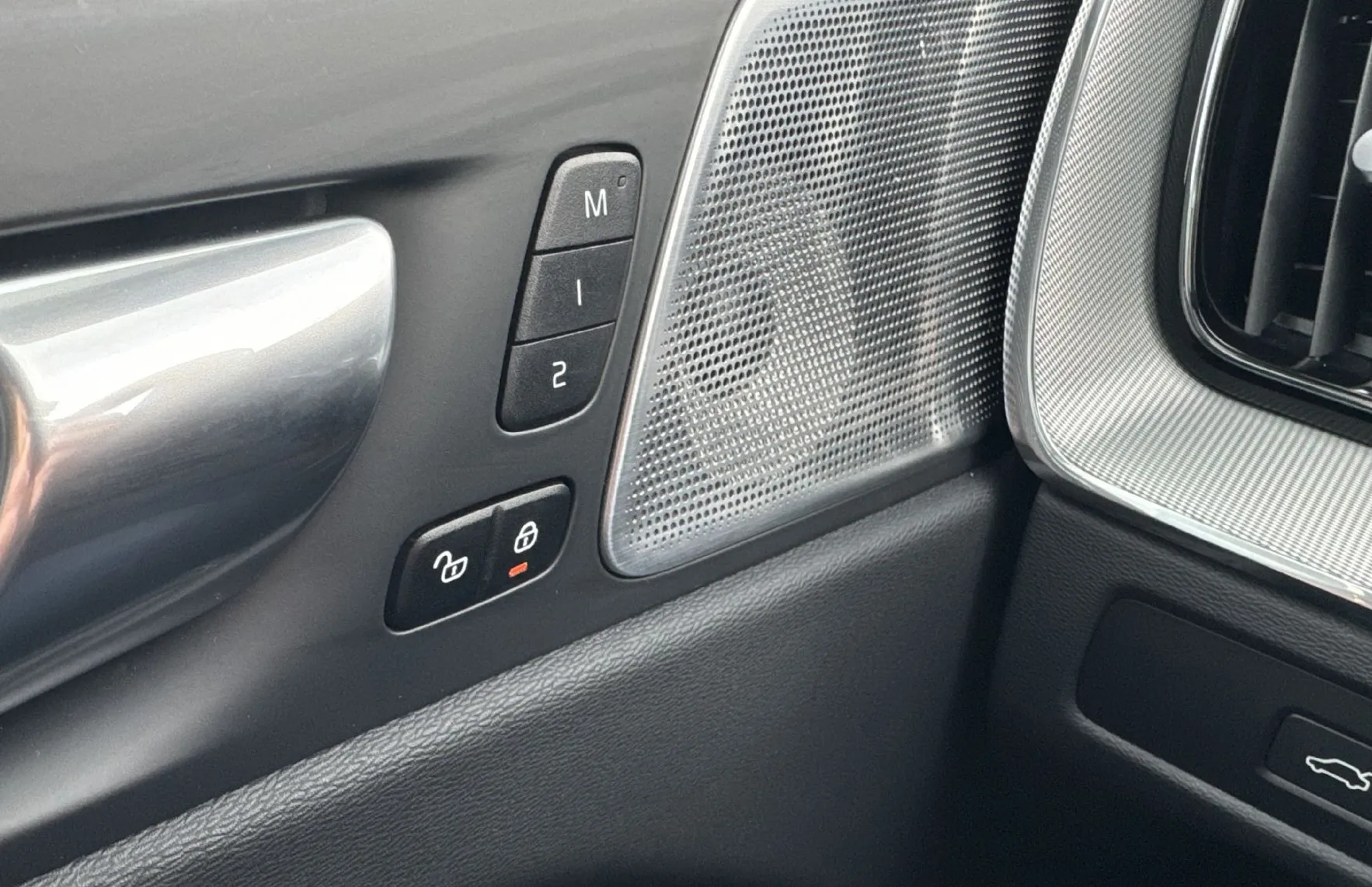 Zunanja slika - Volvo XC60 - ORIGINAL ULTIMATE-KRISTAL-BOWERS WILKINS-PANO-21 - 20