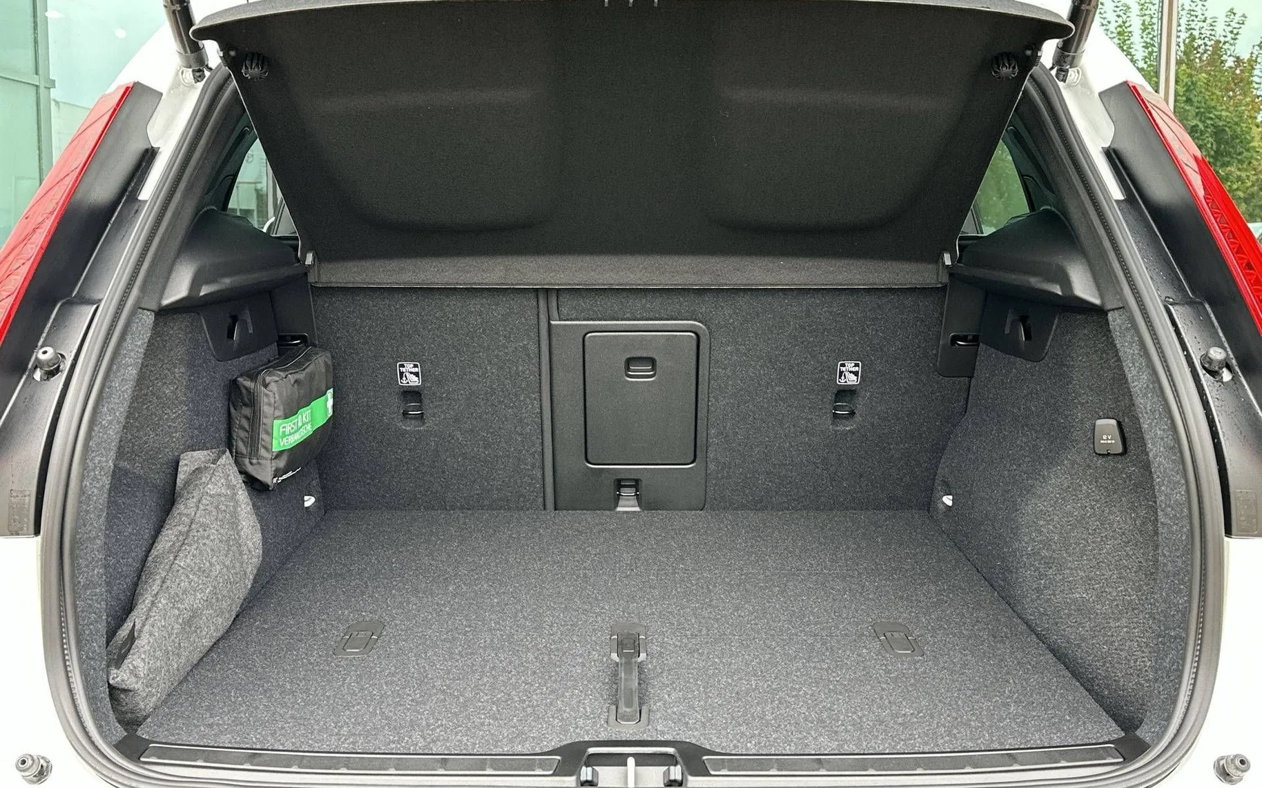 Notranja slika - Volvo XC40 - B3 P Core AT DCT 3 leta garancije + 3 servisi... - 12