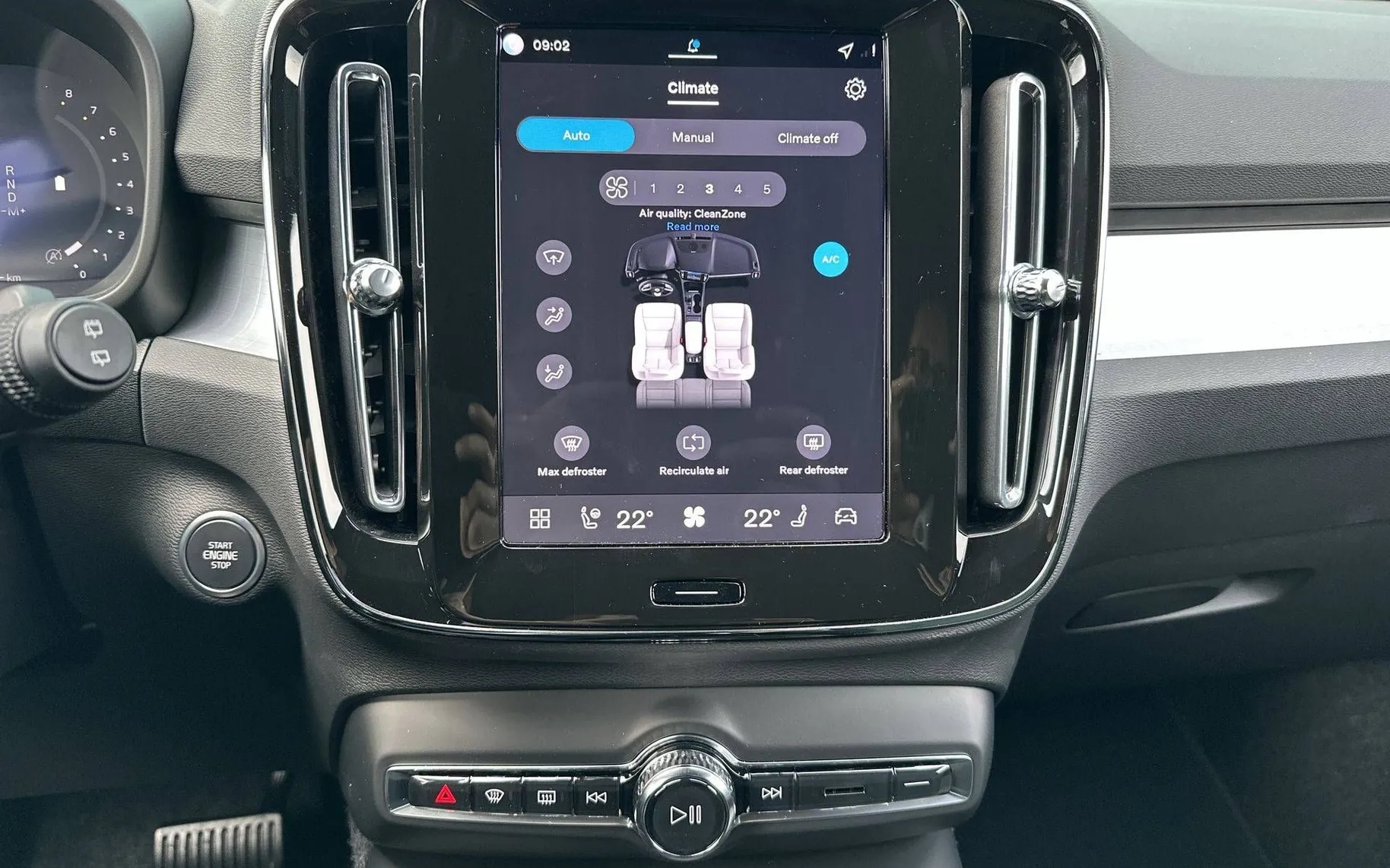 Notranja slika - Volvo XC40 - B3 P Core AT DCT 3 leta garancije + 3 servisi... - 18