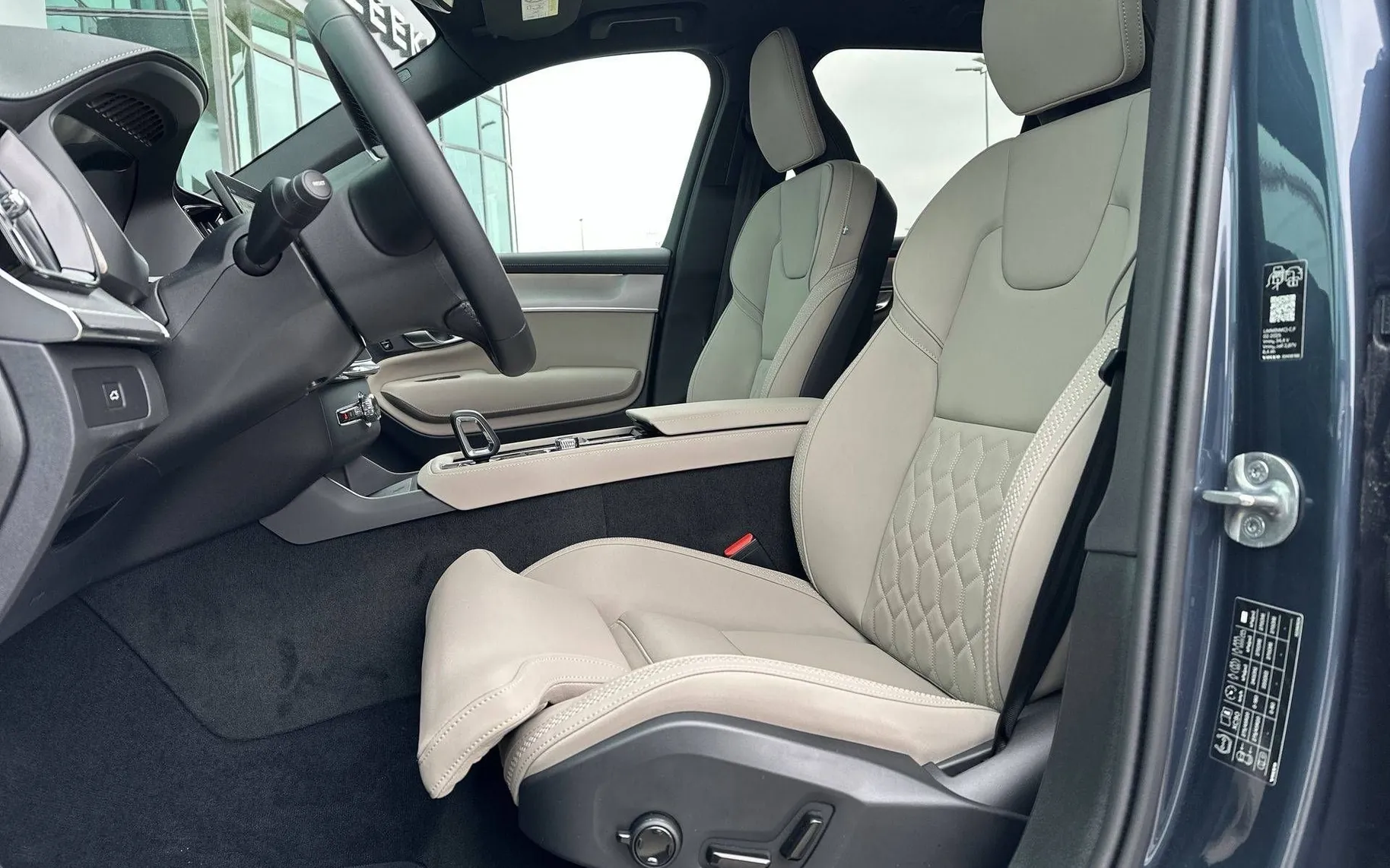 Notranja slika - Volvo XC90 - B5 P Core Bright 7s AT AWD 3 leta gar. + 3 serv - 10