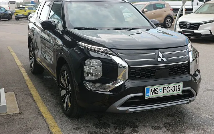 Zunanja slika - Mitsubishi Outlander - 2.4 PHEV Intense Auto 4WD - 3