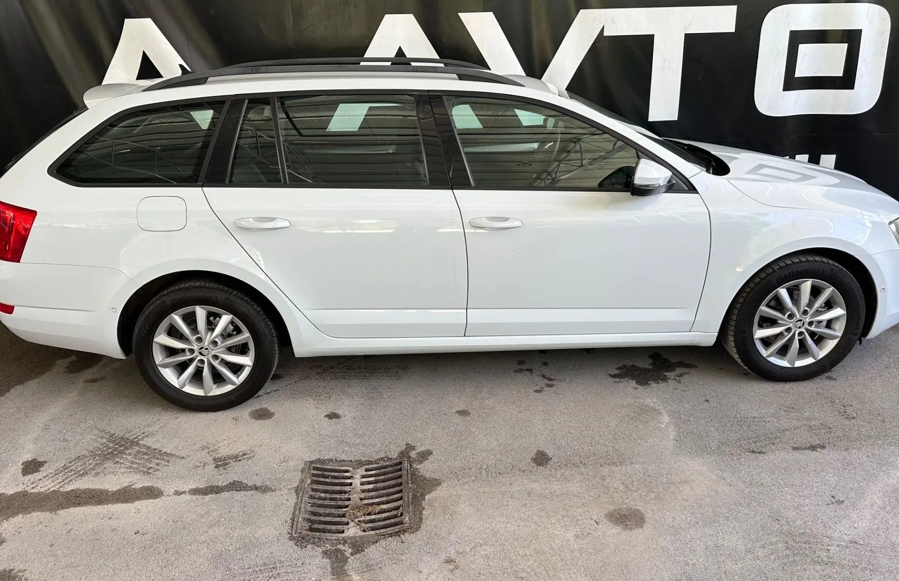 Zunanja slika - Škoda Octavia - Combi 1.6 TDI Ambition DSG-NAVI-AVT.KLIMA-2xPDC - 3