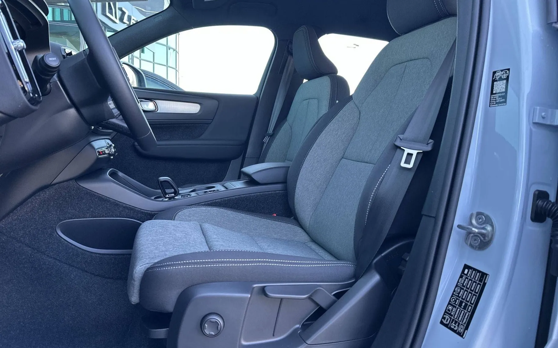 Notranja slika - Volvo XC40 - B3 P Core AT DCT 3 leta garancije + 3 servisi... - 10