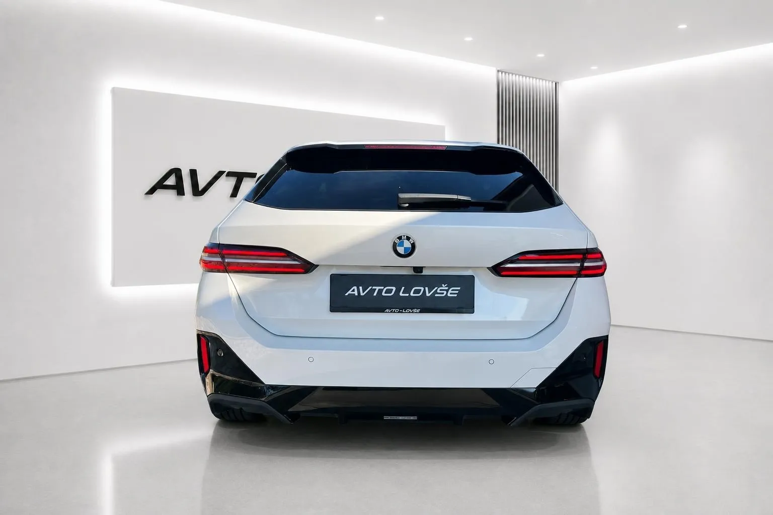Notranja slika - BMW serija 5 Touring: - 520d  Avt.-M SPORT-1 LASTNIK-37400 KM-KOT NOVA - 7
