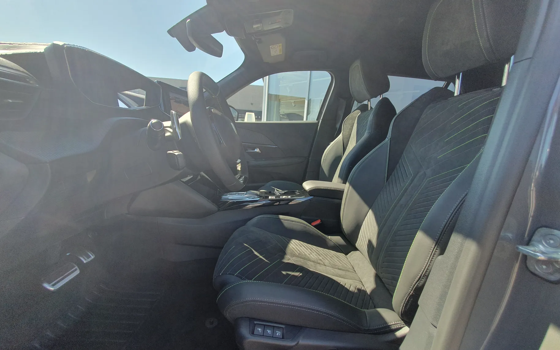 Zunanja slika - Peugeot 2008 - GT HIBRID 145 e-DCT6 - 2