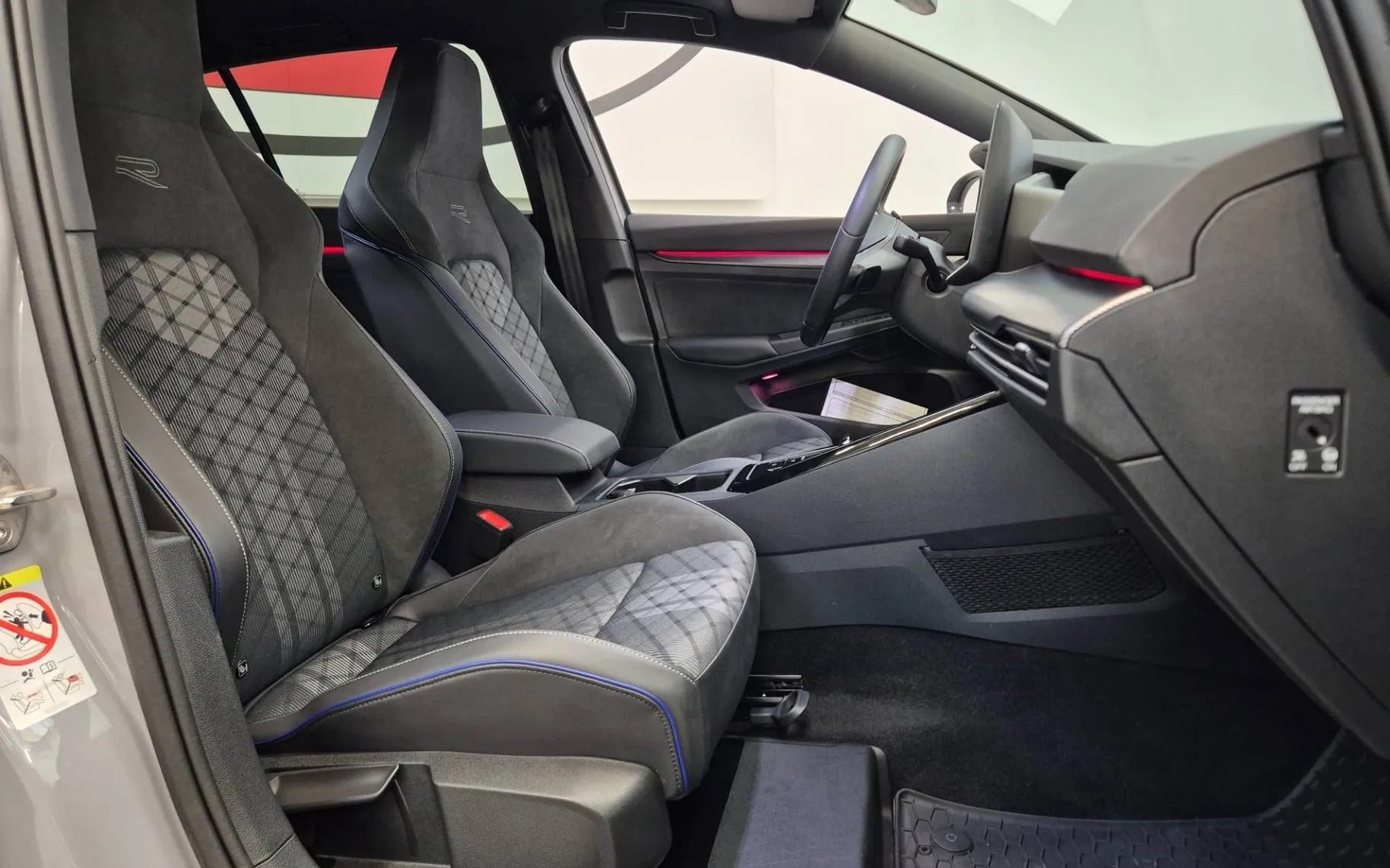 Notranja slika - Volkswagen Golf - 1.5 eTSI BMT 4Joy DSG - 11