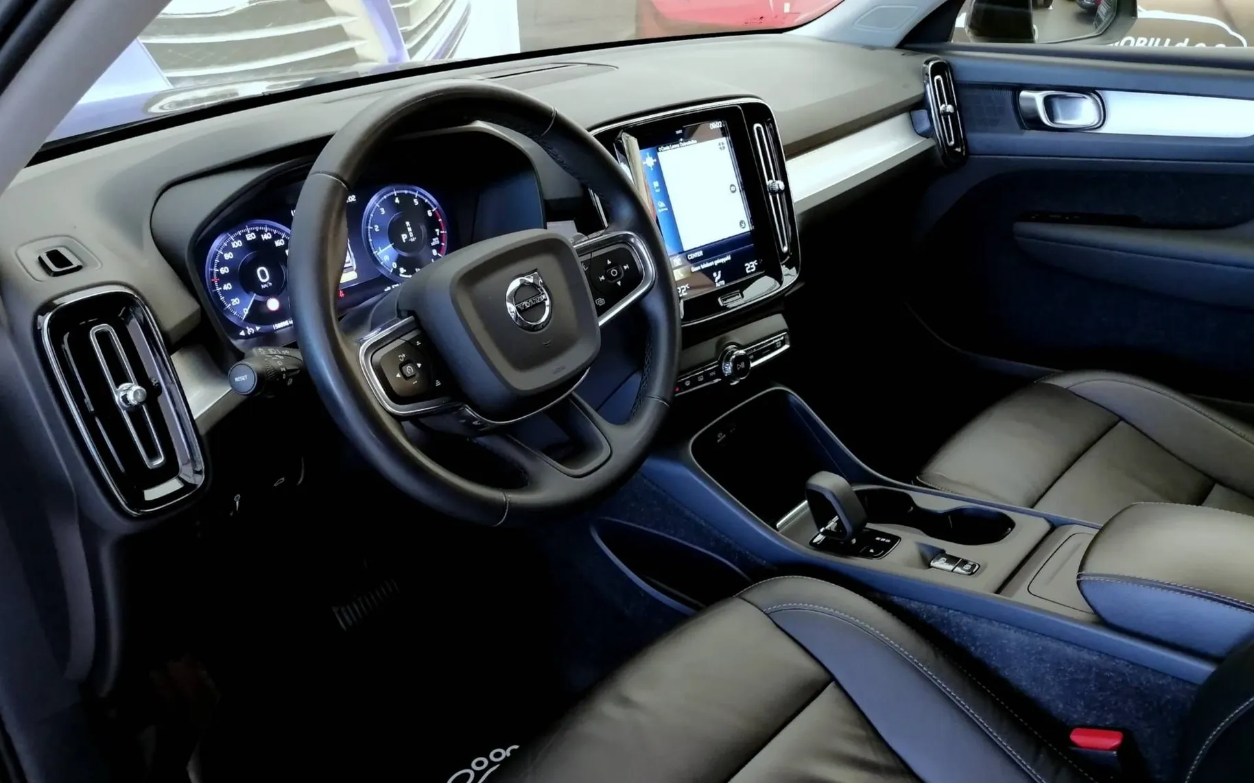 Zunanja slika - Volvo XC40 - T2 Momentum Avt. FULL LED ALU NAVI PDC 1.LASTNIK - 5
