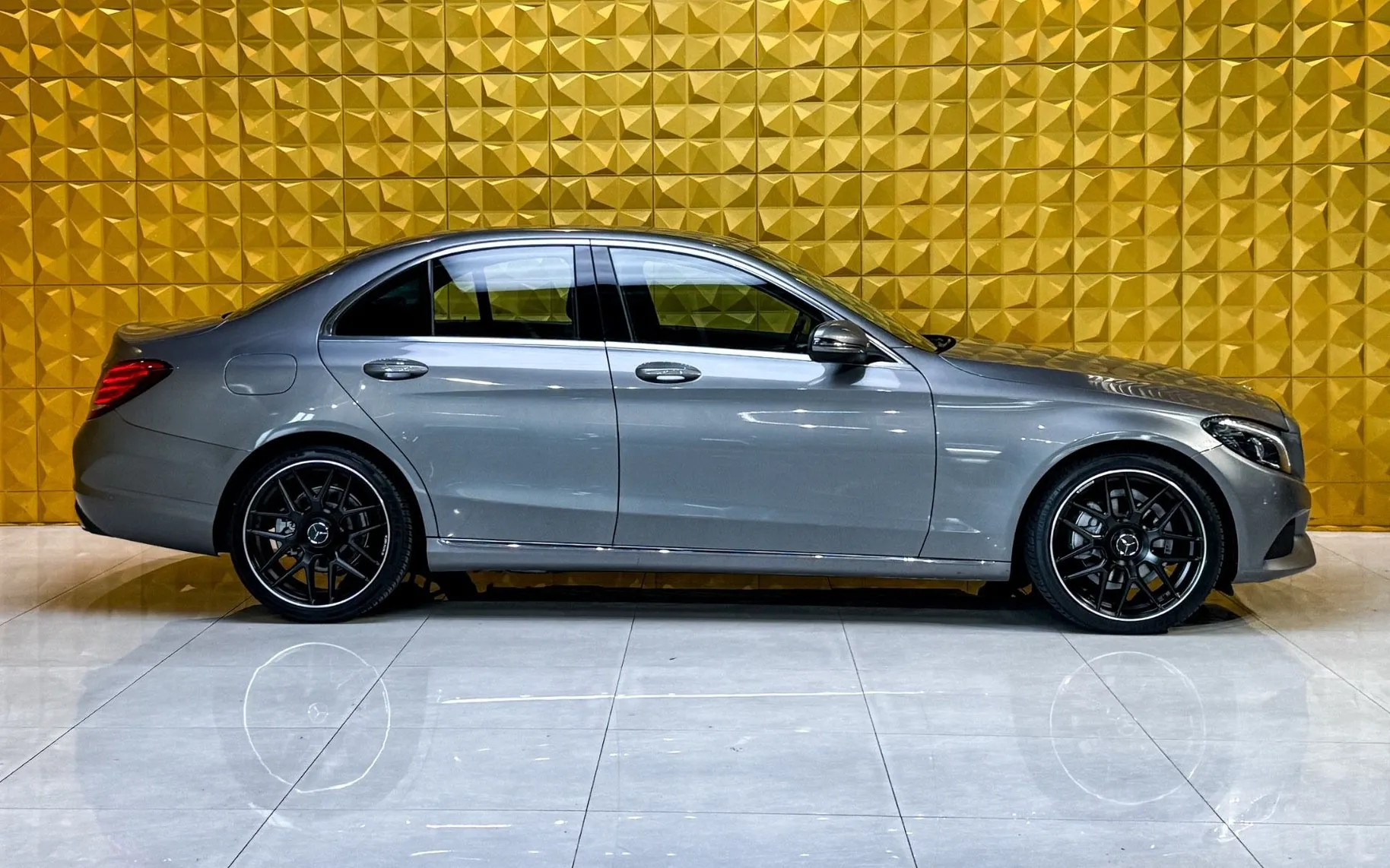 Notranja slika - Mercedes-Benz C-Razred - C220d-LED-GRETJE-NAVI-PDC - 12