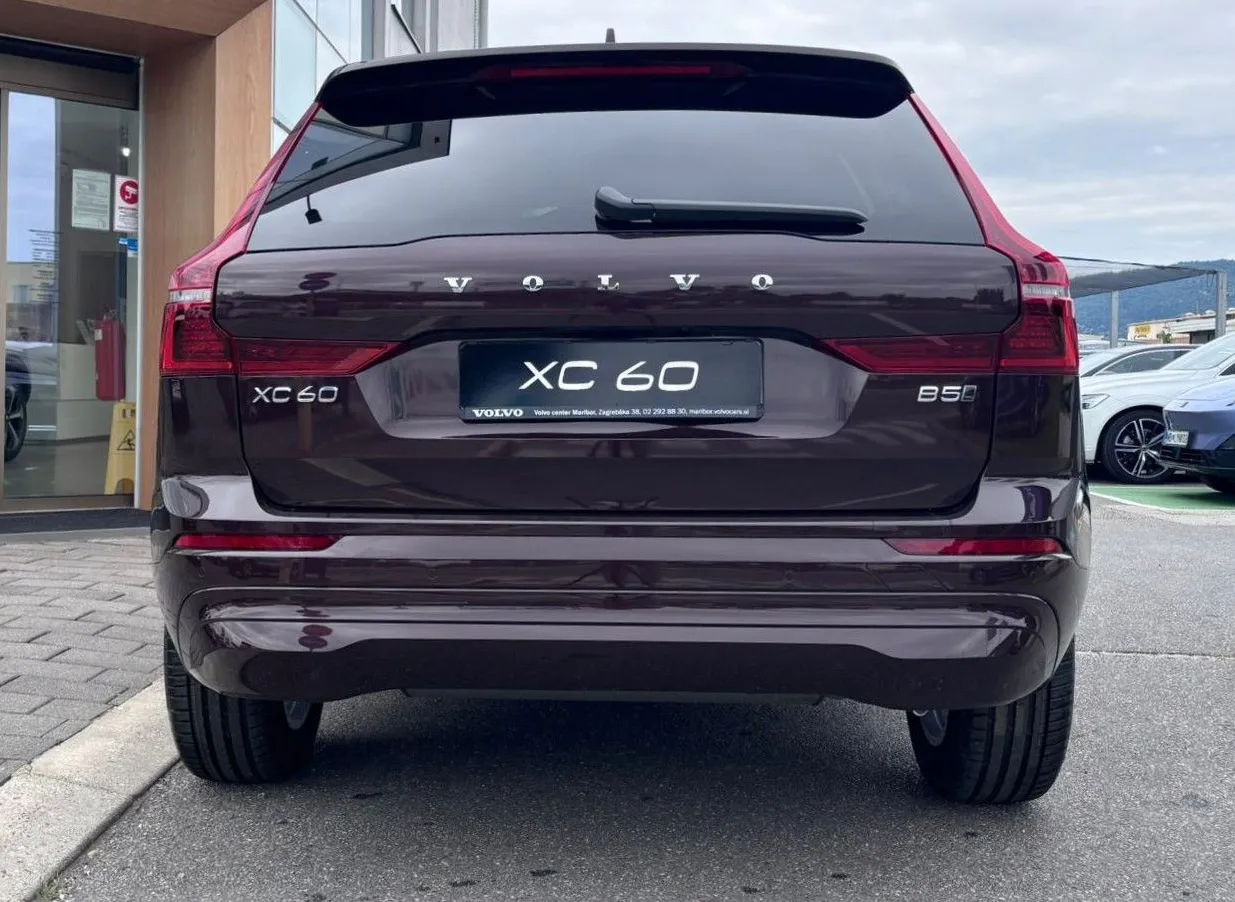 Zunanja slika - Volvo XC60 - B5P  Core AT AWD 3 leta garancije + 3 servisi - 5