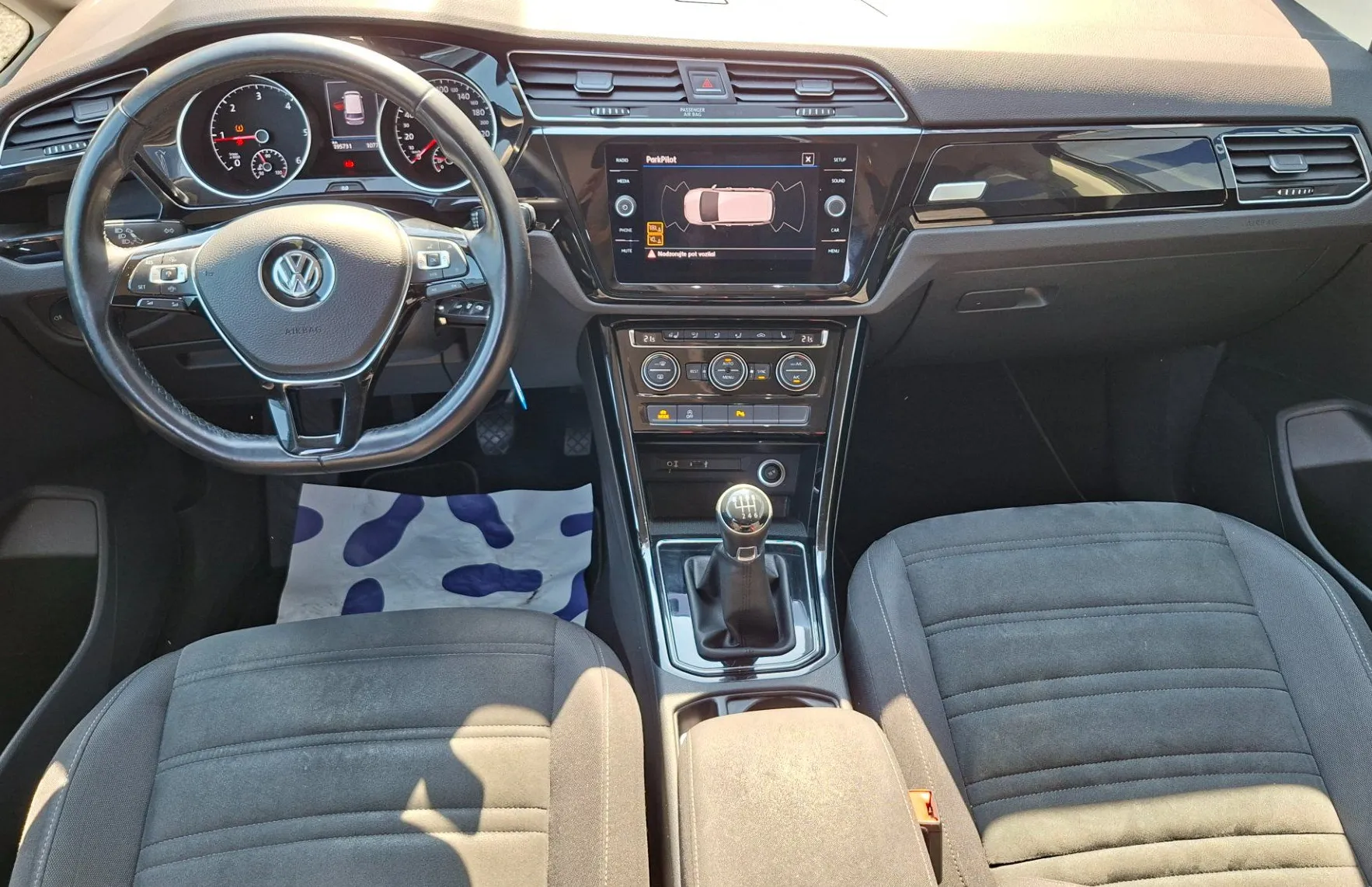 Zunanja slika - VW Touran - 2.0 TDI BMT R-Line Edition - 11