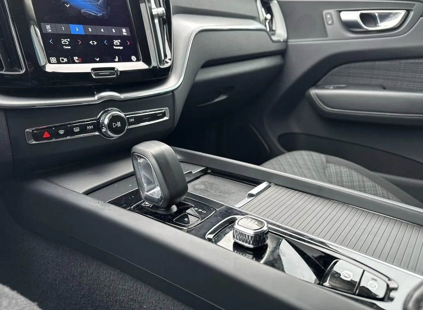 Zunanja slika - Volvo XC60 - B4D Core Avt. LED-KAMERA-KEYLESS - 15