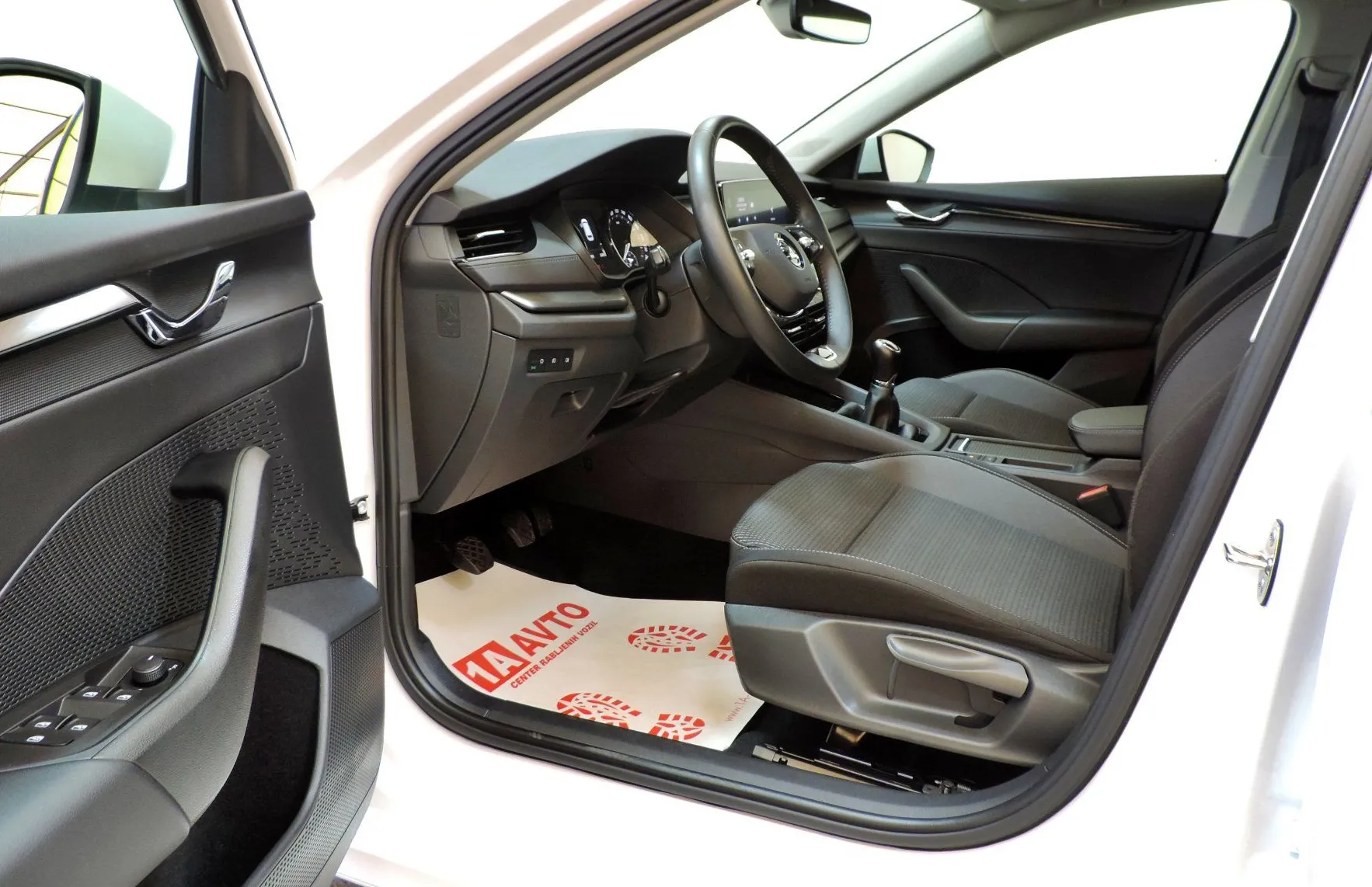 Zunanja slika - Škoda Octavia - Combi 2.0 TDI Ambition AVT. KLIMA-KAMERA-KOT NOVA - 9