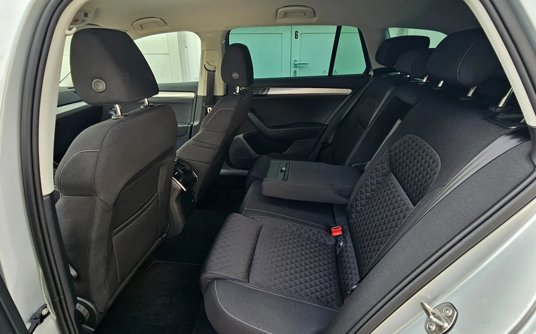 Zunanja slika - Škoda Superb - Combi 2,0 TDI   DSG - 8