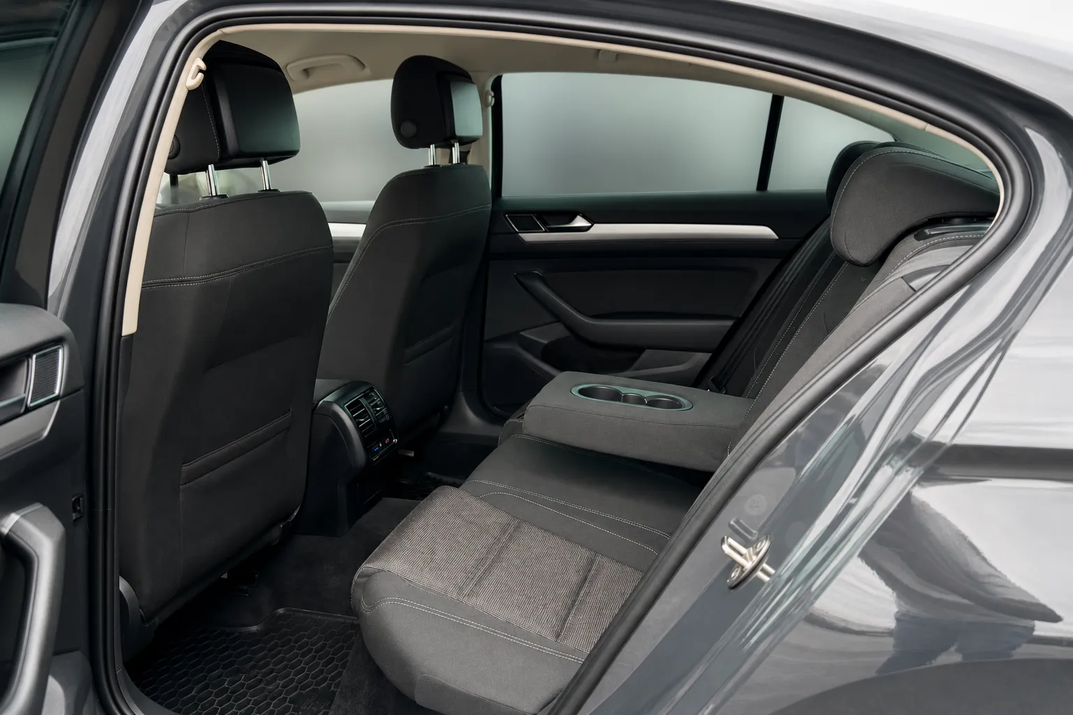 Notranja slika - VW Passat - 2.0 TDI-H LINE-VIRTUAL-FUL LED-LIZING ZA TUJCE- - 11
