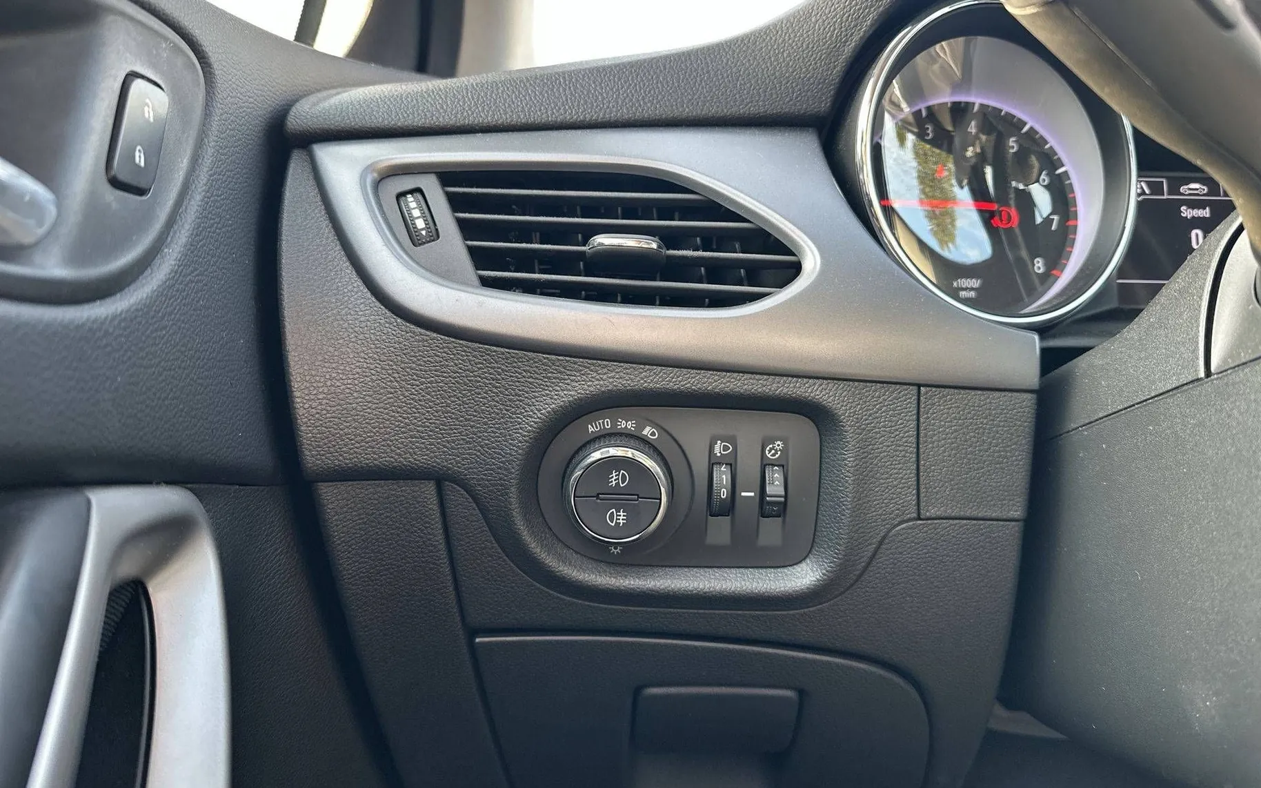 Notranja slika - Opel Astra - 1.2 Turbo Enjoy GRETJE SEDEŽEV IN VOLANA - 14