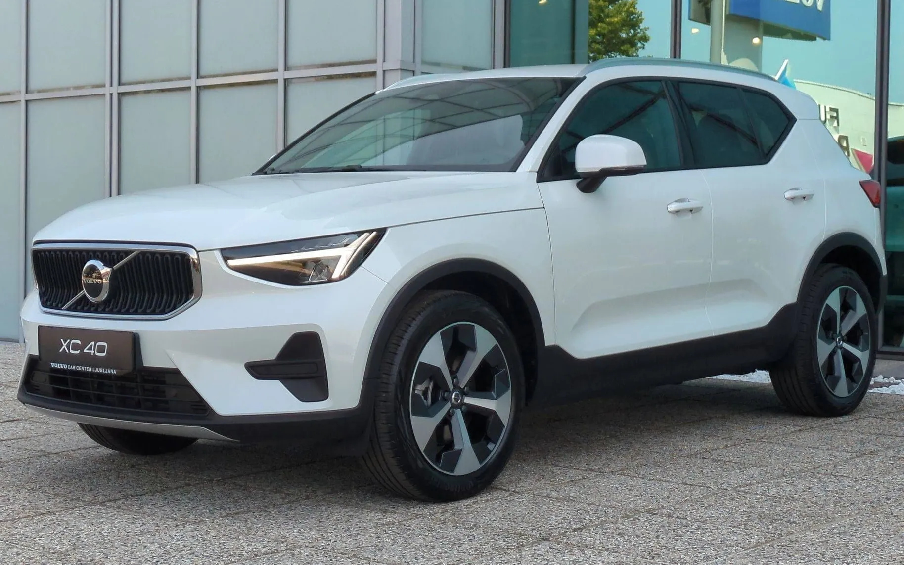 Zunanja slika - Volvo XC40 - B3 P Core AT DCT 3 leta garancije + 3 servisi... - 1