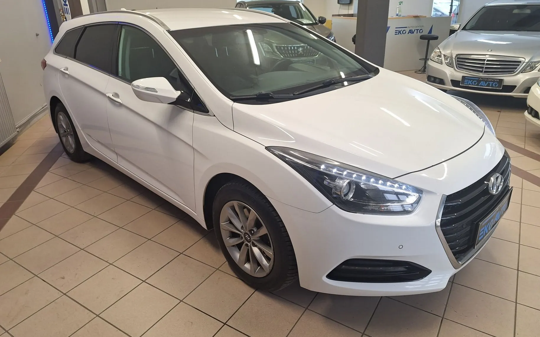 Zunanja slika - Hyundai i40 - 1.7 CRDI 85KW PREMIUM FUL LED-NAVI-KAMERA-PDC- - 3