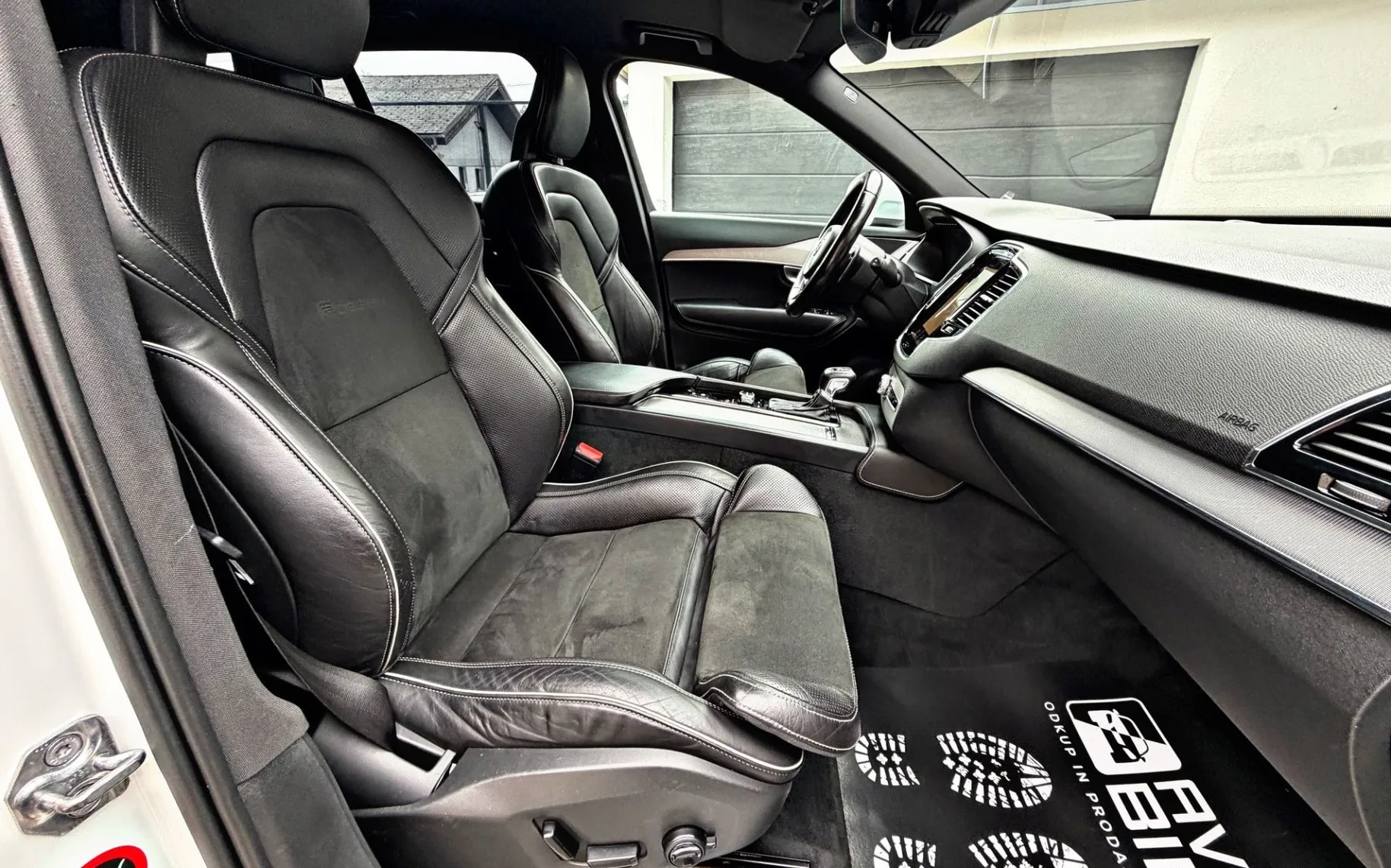 Notranja slika - Volvo XC90 - D5•R-DESIGN•7 SEDEŽEV•PILOT•LED•VIRTUAL•KOT NOV.. - 10