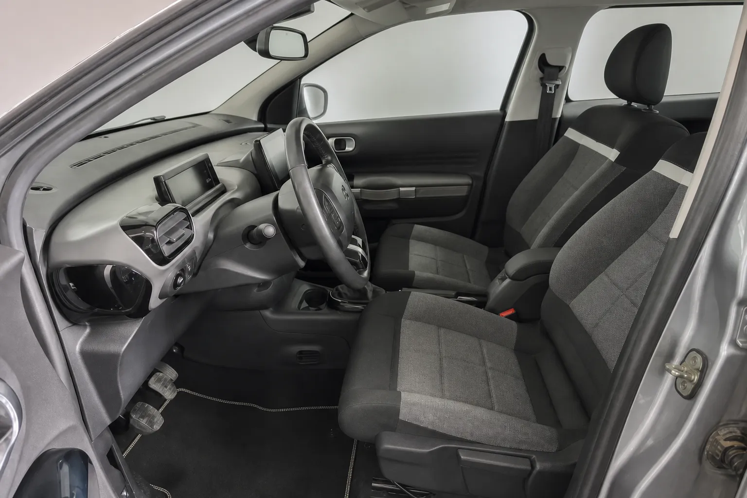 Notranja slika - Citroën C4 Cactus - 1.2 PureTech 130-M 2019-1 LASTNIK-GARANCIJA - 9