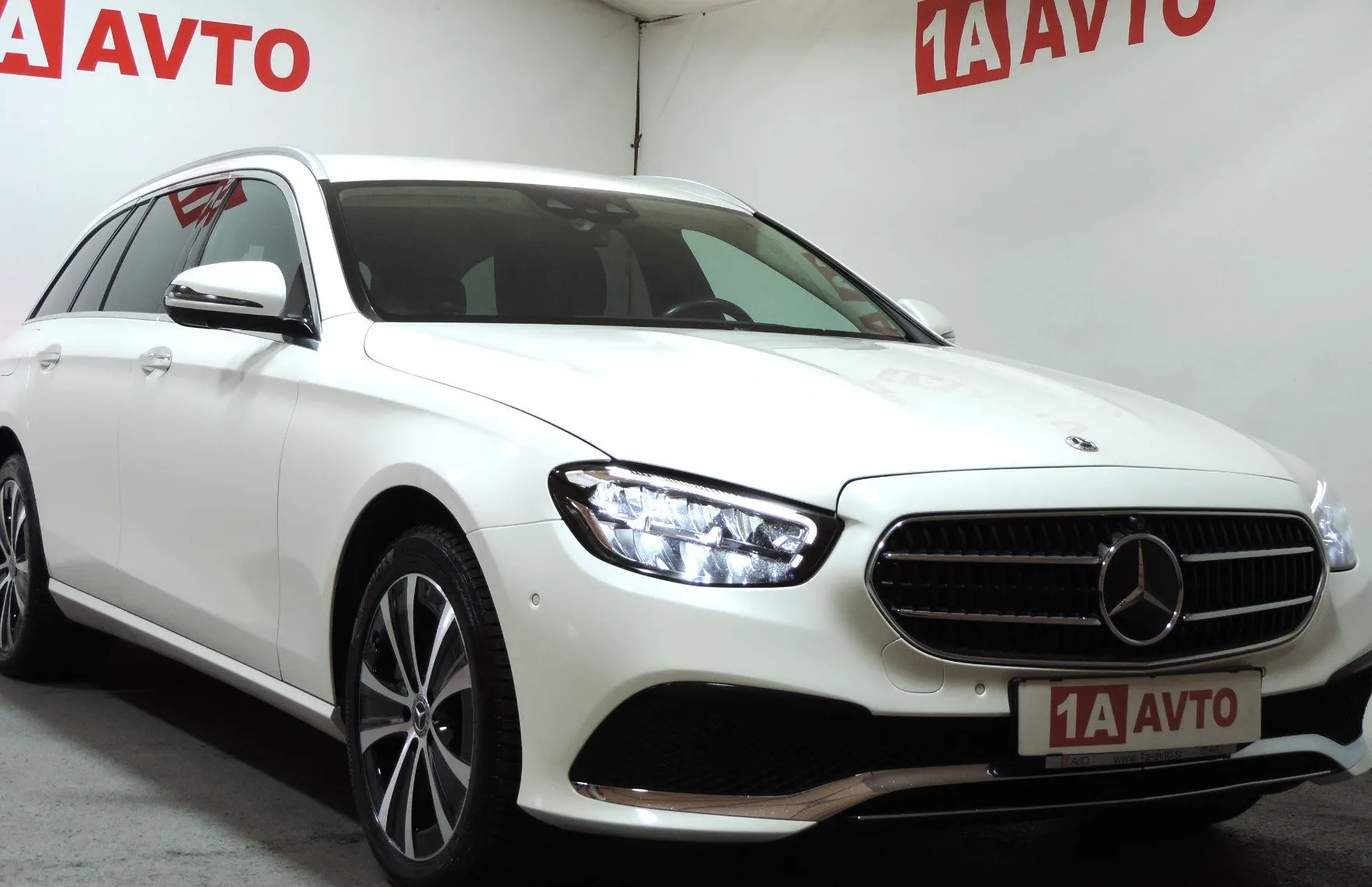 Zunanja slika - Mercedes-Benz E-Razred - E 300 de 4MATIC T  Avt. ACC-360-MRTVI KO - 3