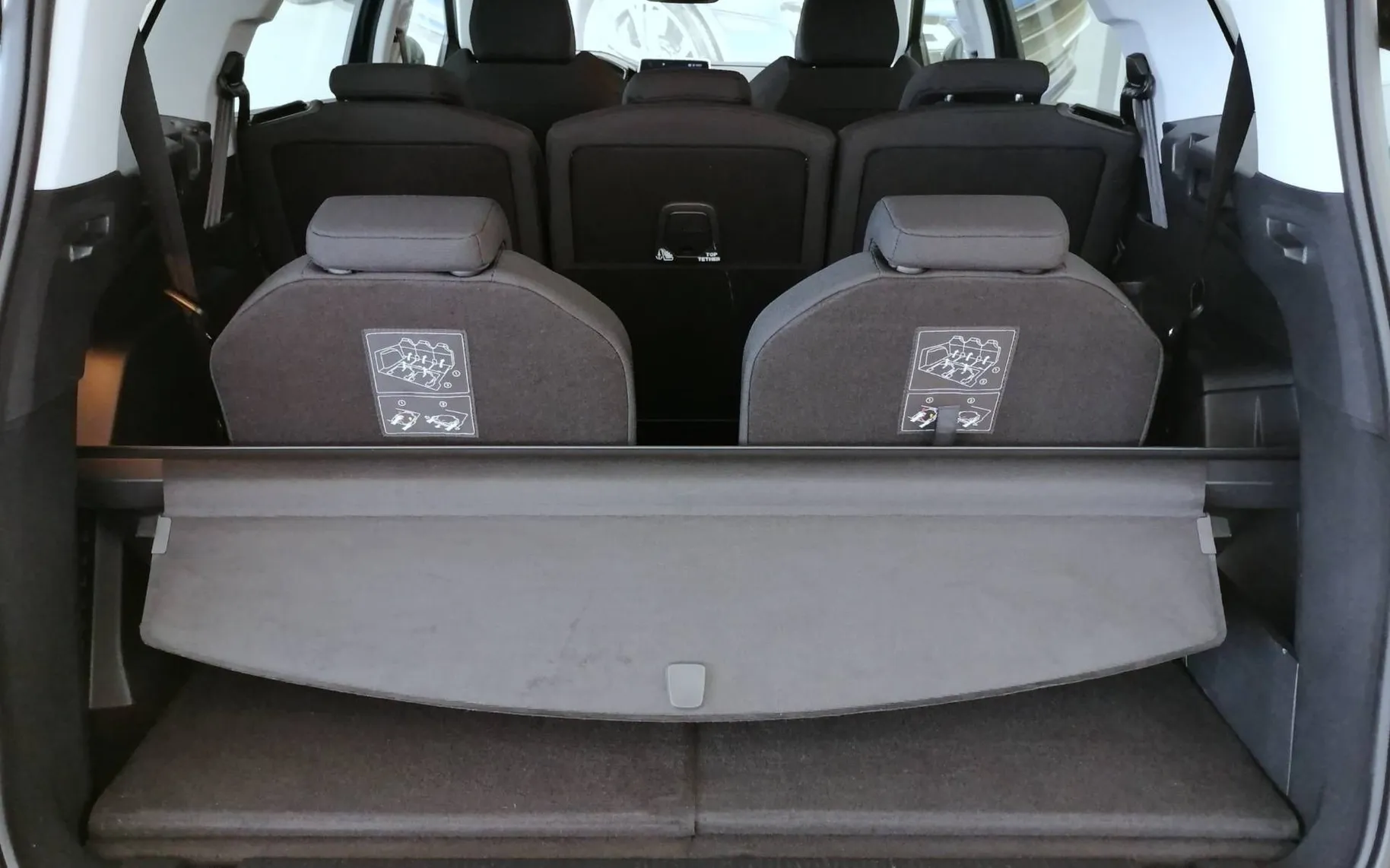Notranja slika - Peugeot 5008 - 1.2 PURETECH LED ALU NAVI 7SEDEŽEV 2XPDC 1.LASTN.. - 8